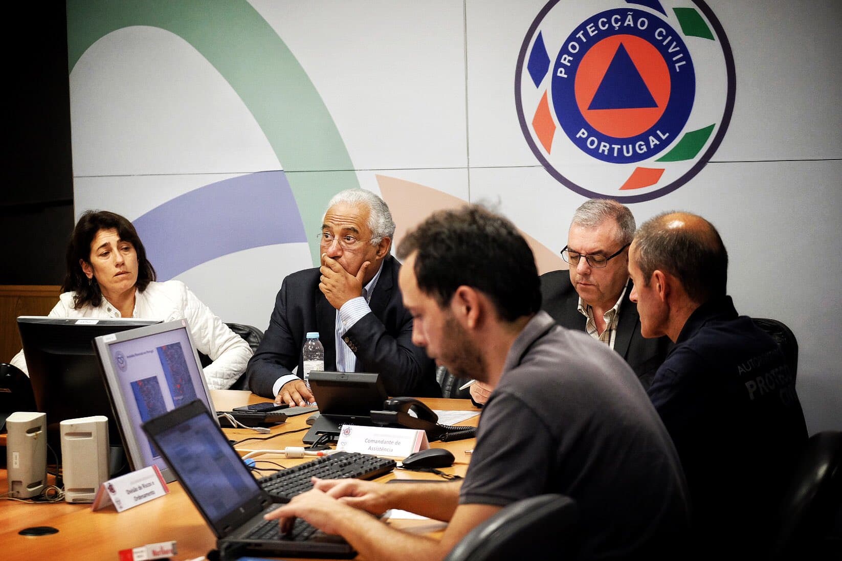 Primeiro-Ministro António Costa e Ministra da Administração Interna, Constança Urbano de Sousa, em reunião de emergência na Proteção Civil, Oeiras, 16 outubro 2017