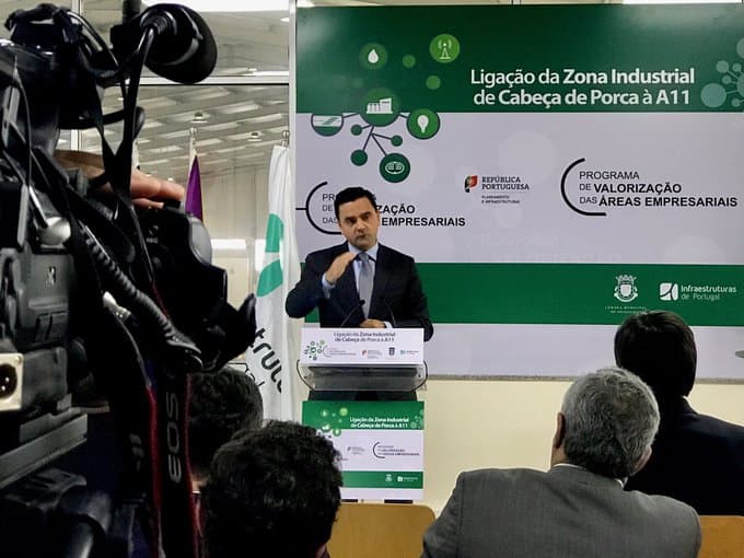 Ministro do Planeamento e das Infraestruturas, Pedro Marques, na cerimónia de assinatura de um acordo entre a Infraestruturas de Portugal e o município de Felgueiras, Felgueiras, 7 novembro 2018