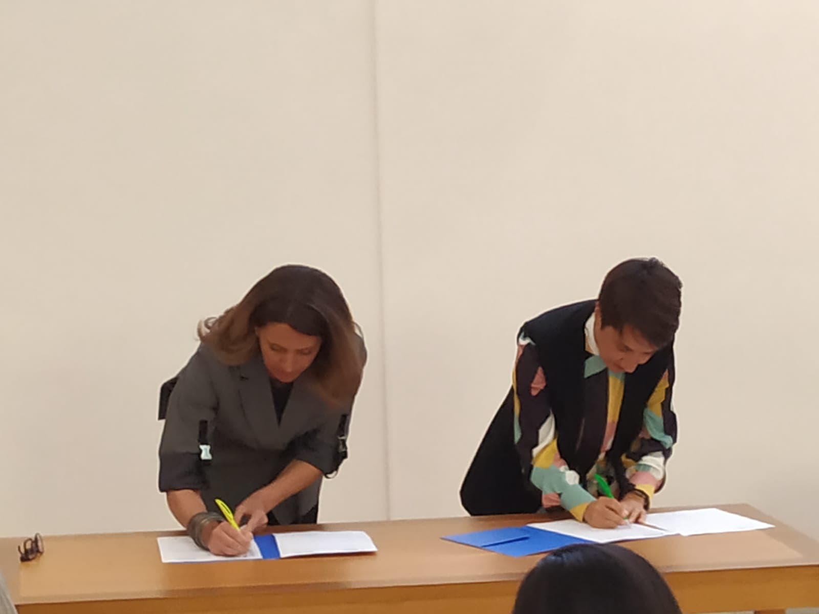 Secretária de Estado do Desenvolvimento Regional, Maria do Céu Albuquerque, e residente do Conselho de Administração da Fundação de Serralves, Ana Pinho, na assinatura do protocolo, Porto, 15 março 2019