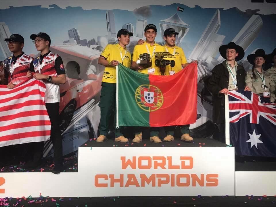 Alunos da Escola Secundária de Ponte de Lima que se sagraram campeões mundiais no «4x4 in Schools – Technological Challenge», Abu Dhabi, 11 dezembro 2017