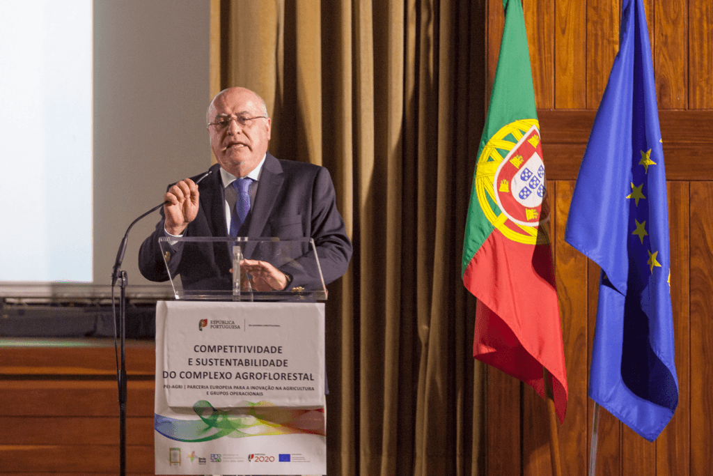 Ministro da Agricultura, Florestas e Desenvolvimento Rural, Capoulas Santos, discursa na sessão Competitividade e Sustentabilidade no Complexo Agro-Florestal, Oeiras, 3 outubro 2017