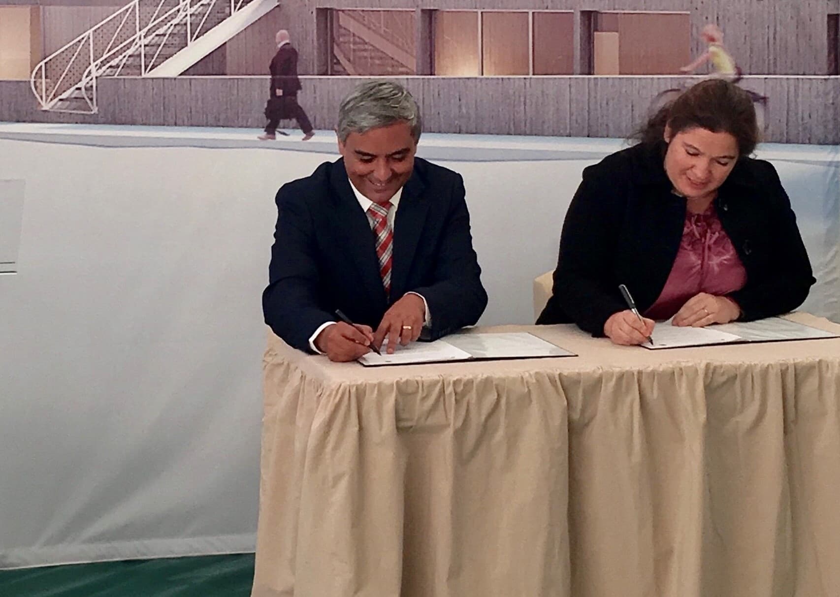 Secretária de Estado Adjunta e da Educação, Alexandra Leitão, na assinatura do contrato-programa para a requalificação da escola Navegador Rodrigues Soromenho, Sesimbra, 9 novembro 2017