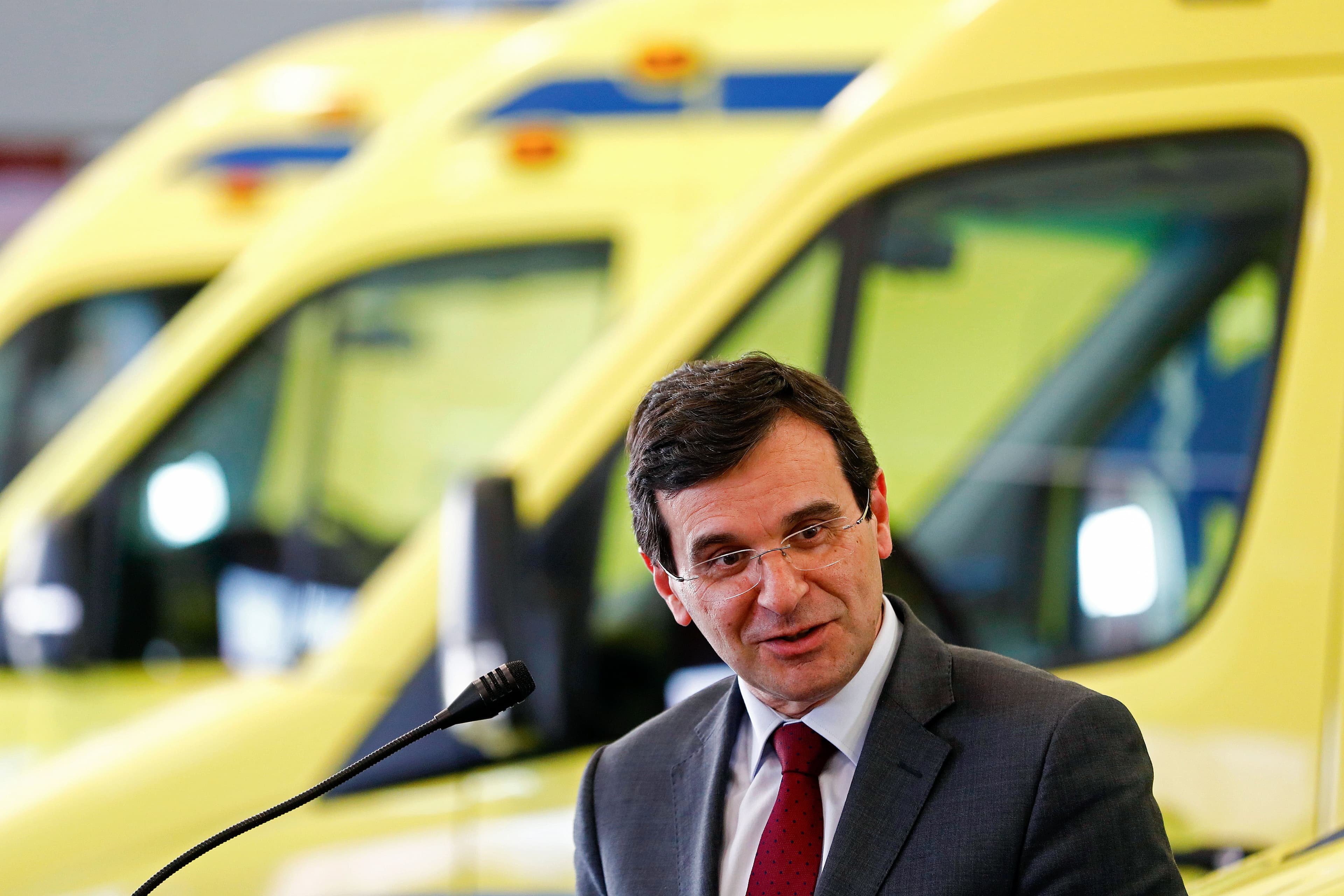 Ministro da Saúde, Adalberto Campos Fernandes, na cerimónia de anúncio de investimentos do INEM no quartel de bombeiros de Carcavalos e São Domingos de Rana, Cascais, 16 abril 2018 (Foto: António Pedro Santos/Lusa)
