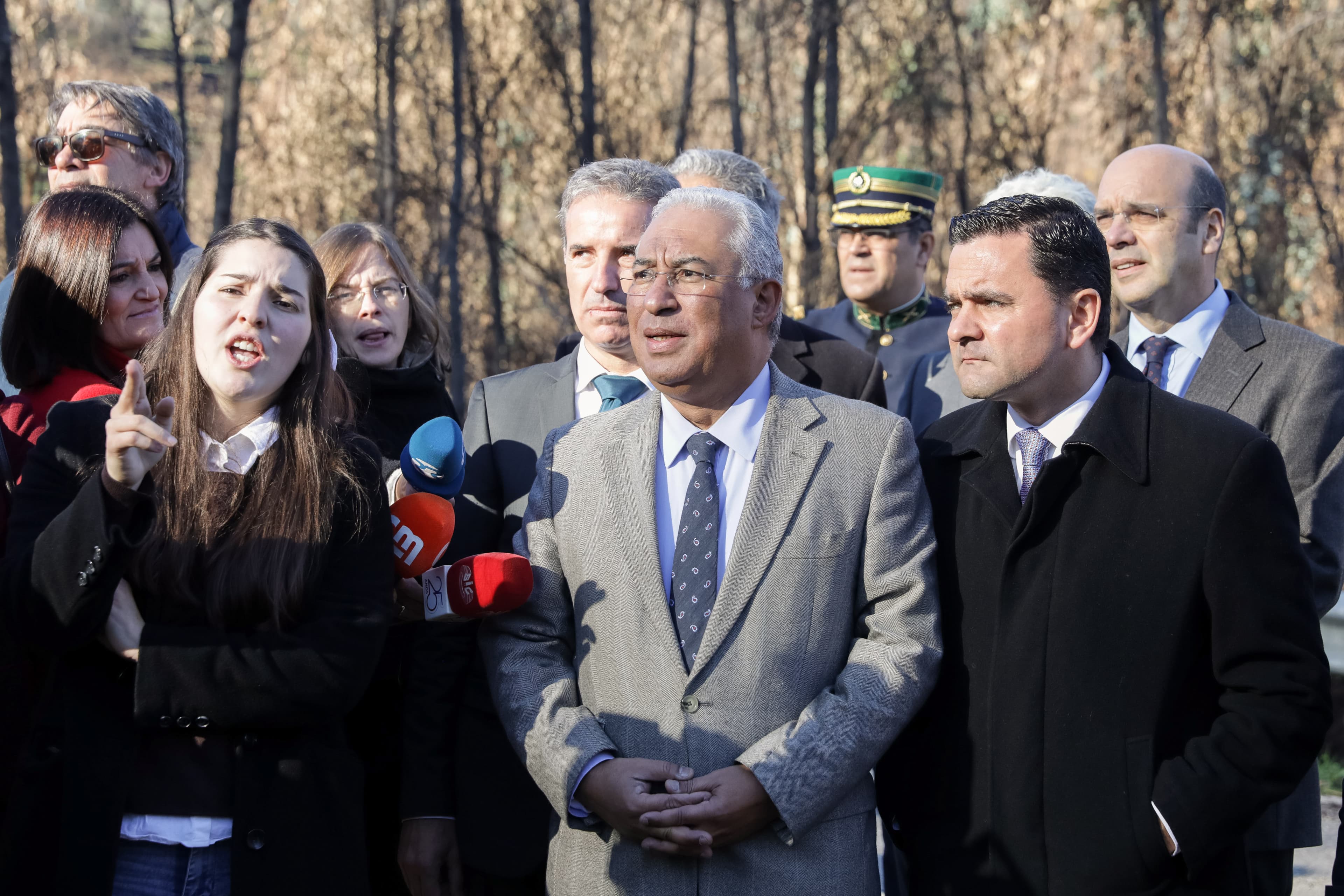 Primeiro-Ministro, António Costa, e Ministros Adjunto, Pedro Siza Vieira, e do Planeamento e Infraestruturas, Pedro Marques, durante a visita a Pedrógão Grande,16 dezembro 2017 (Foto: Paulo Novais/Lusa)