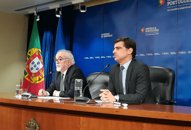 Ministro do Trabalho, Solidariedade e Segurança Social, José António Vieira da Silva, e Secretário de Estado da Presidência do Conselho de Ministros, Tiago Antunes, na conferência de imprensa após o Conselho de Ministros, Lisboa, 21 dezembro 2017