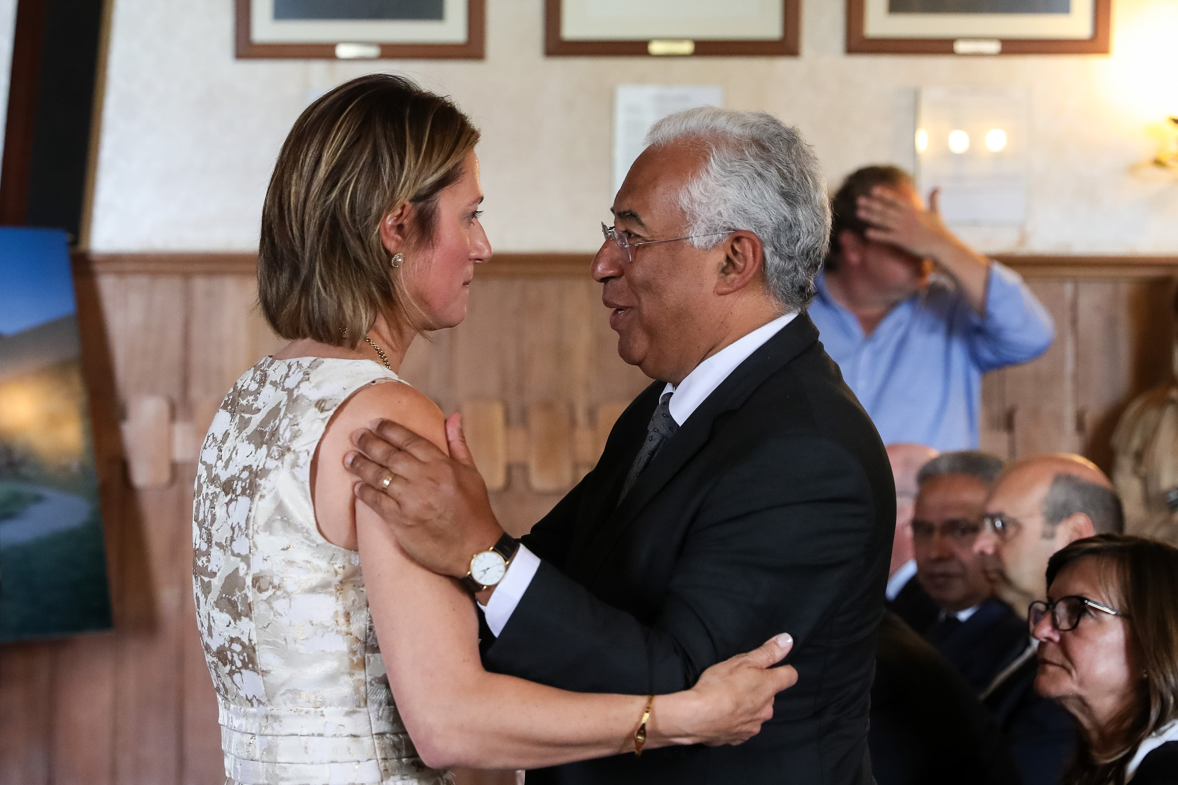 Primeiro-Ministro António Costa com a presidente da Associação das Vítimas dos Incêndios de Pedrógão Grande, Nádia Piazza, na apresentação do monumento, Castanheira de Pera, 17 junho 2019 (Foto: Paulo Novais/Lusa)