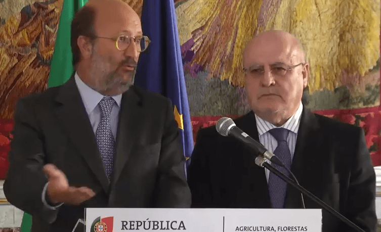 Ministros do Ambiente, João Pedro Matos Fernandes, e da Agricultura, Florestas e Desenvolvimento Rural, Luís Capoulas Santos, na conferência de imprensa após reunião da Comissão da Seca, Lisboa