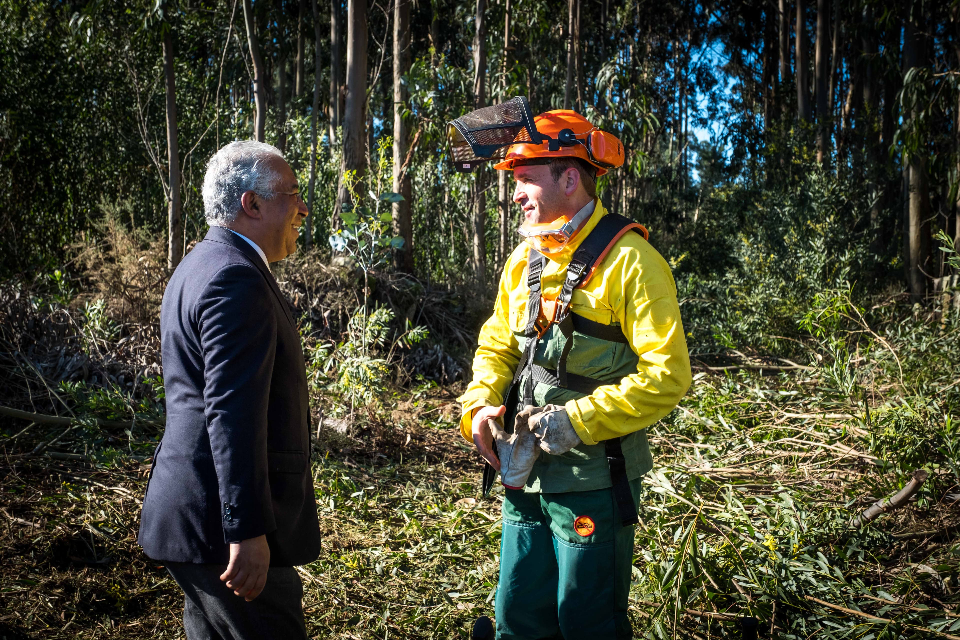Primeiro-Ministro António Costa com sapador florestal no corte de mato, Caminha, 17 fevereiro 2018 (Foto: Clara Azevedo)