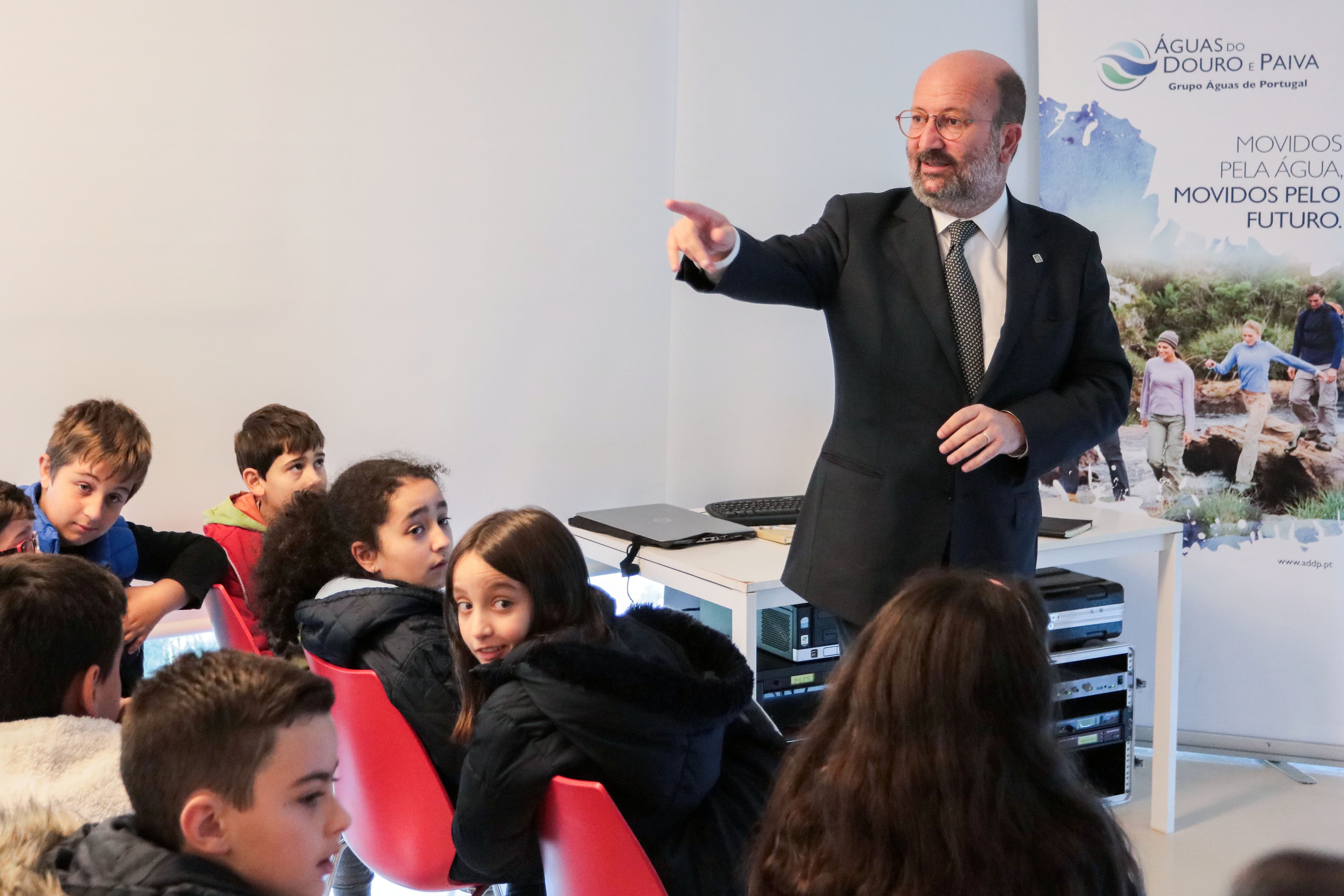 Ministro do Ambiente, João Pedro Matos Fernandes, durante uma sessão com alunos do primeiro ciclo de uma escola de Vila Nova de Gaia, na Estação de Tratamento de Água de Lever, 20 novembro 2017 (Foto: Manuel Araújo/Lusa)