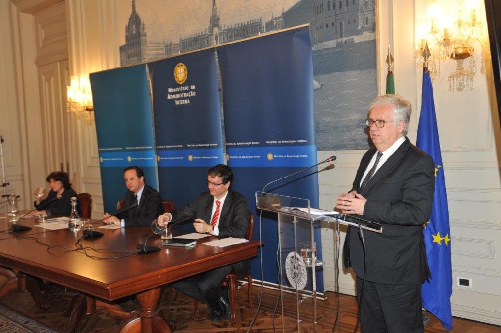 Ministro da Administração Interna, Eduardo Cabrita, Secretária de Estado Adjunta e da Administração Interna, Isabel Oneto, e Presidente da Câmara de Lisboa, Fernando Medina, na apresentação do Noite + Segura, Lisboa, 4 maio 2018