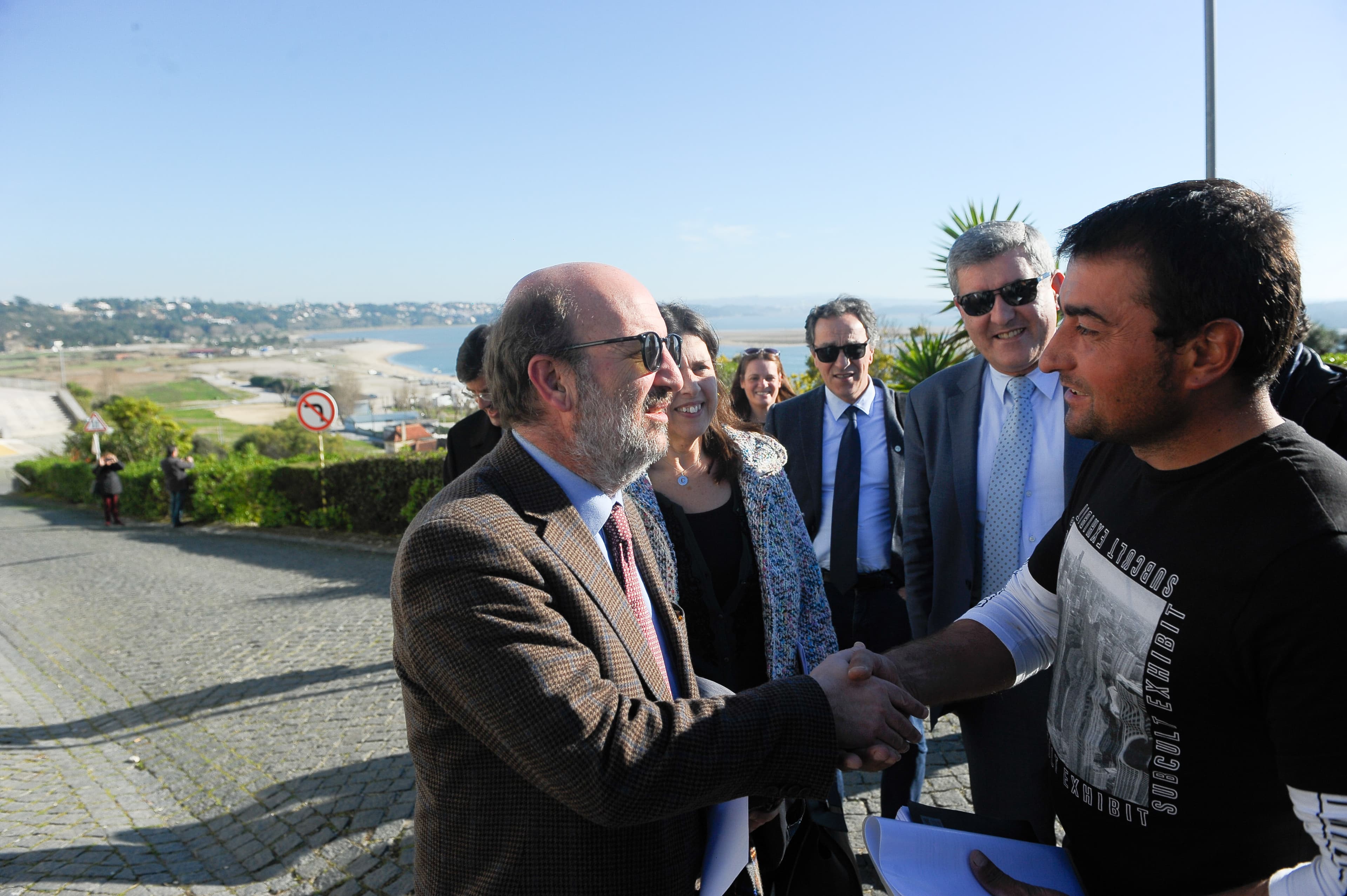 Ministro do Ambiente e Transição Energética, Matos Fernandes, cumprimenta cidadão à chegada para o lançamento do concurso para a dragagem da zona superior da lagoa, Caldas da Rainha, 5 fevereiro 2019 (Carlos Barroso/Lusa)