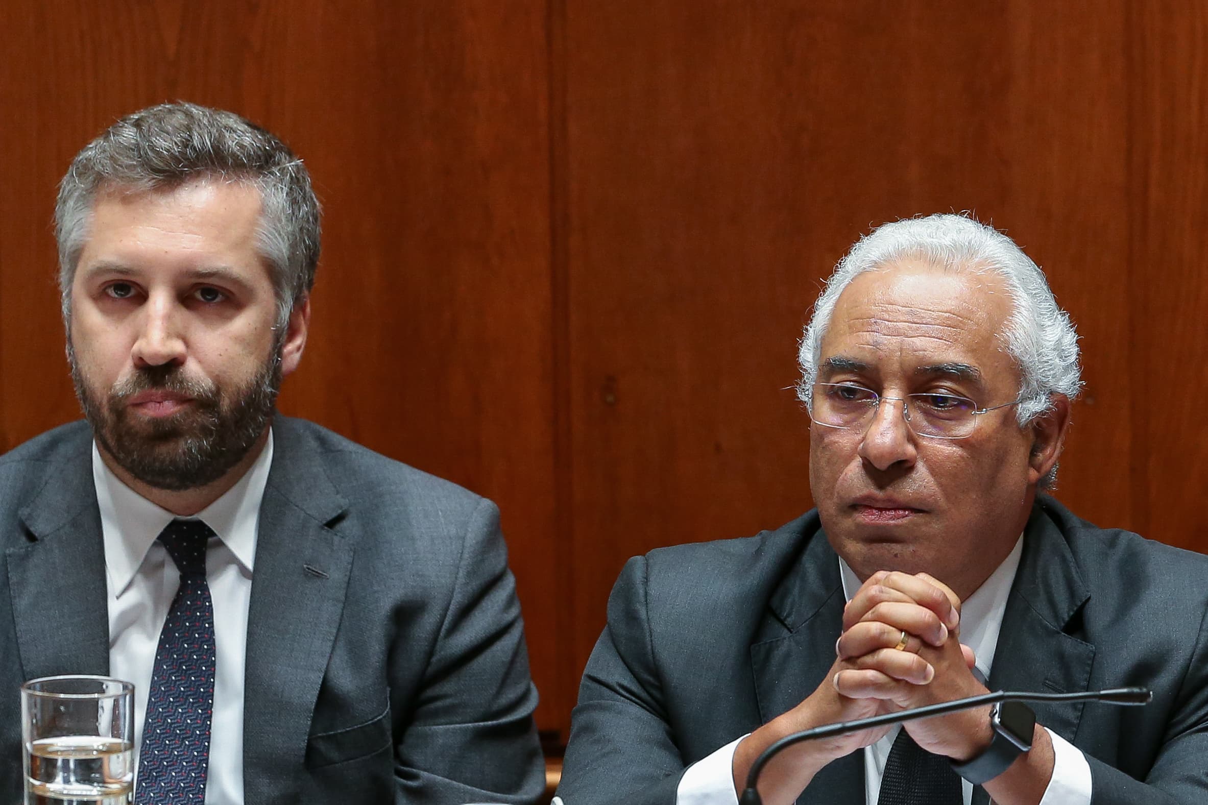 Primeiro-Ministro António Costa e Secretário de Estado Pedro Nuno Santos durante o debate quinzenal no qual se discutiu a tragédia causada pelos incêndios florestais, Assembleia da República, 18 outubro 2017 (Foto: Manuel de Almeida/Lusa)
