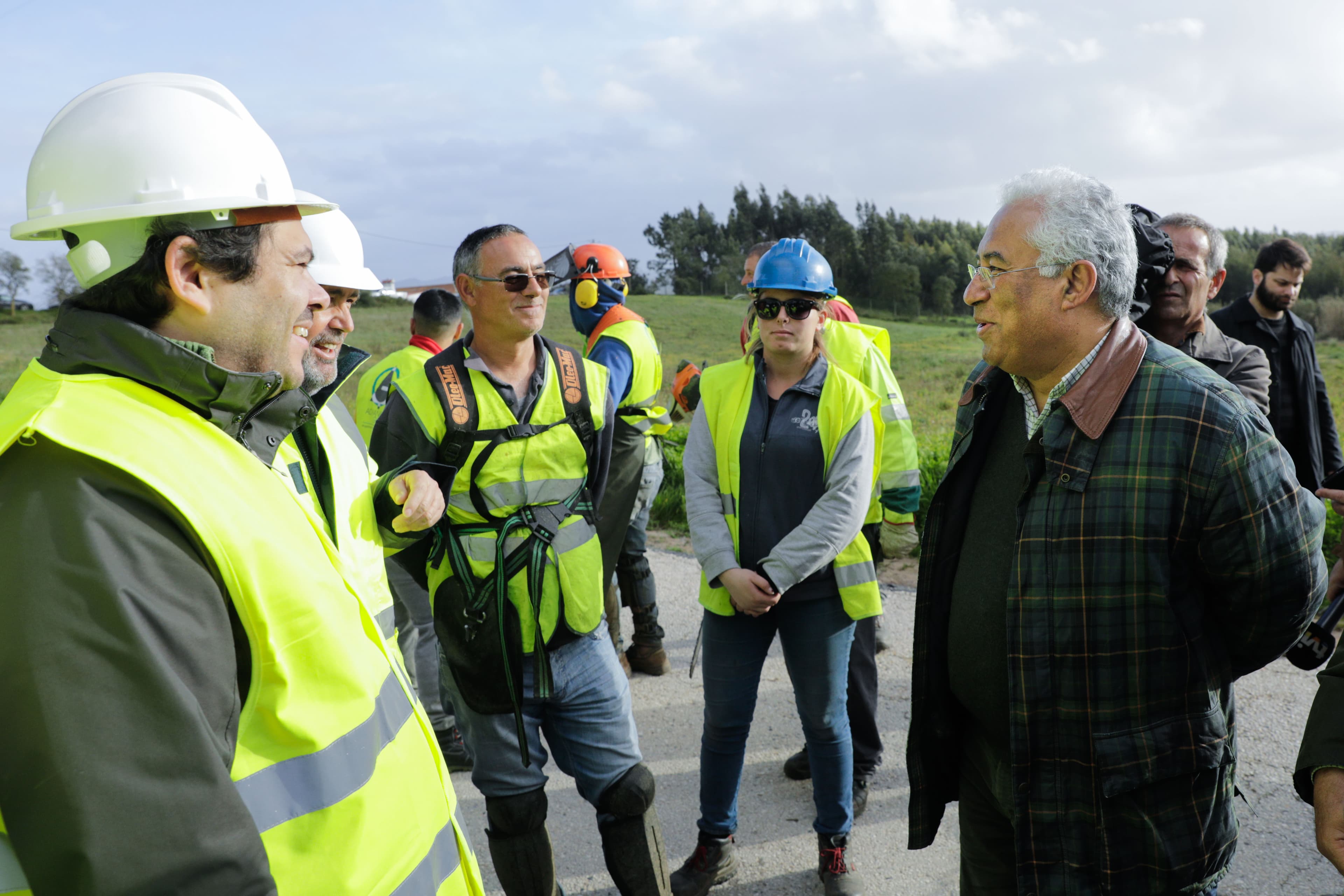 Primeiro-Ministro António Costa durante os trabalhos de limpeza de matas em Campelos, Torres Vedras, 24 março 2018 (Foto: António Cotrim/Lusa)