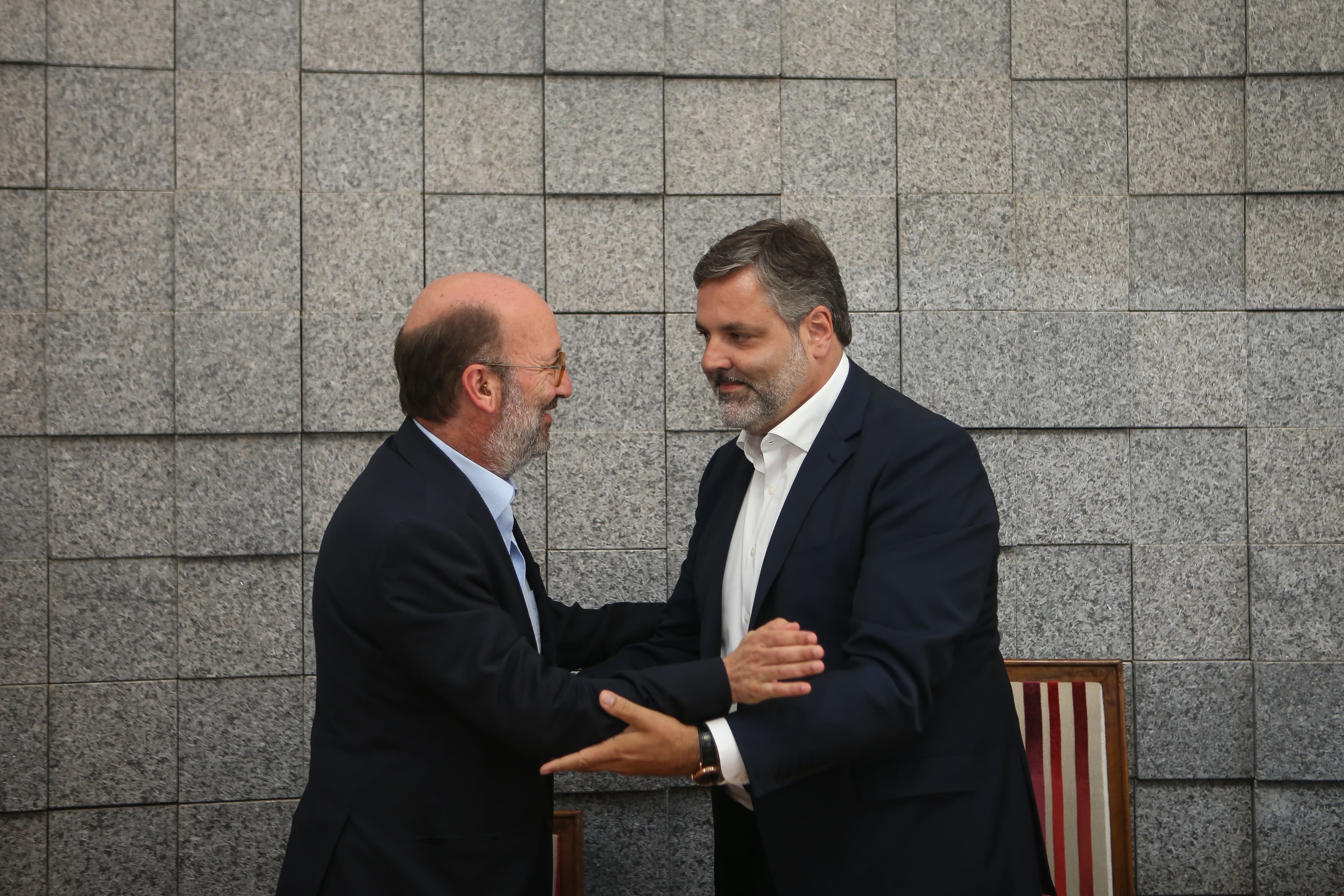 Ministro do Ambiente, João Pedro Matos Fernandes, e Presidente da Câmara Municipal de Monchique, Rui André, na conferência de imprensa após a reunião com os autarcas dos concelhos afetados pelo incêndio, 20 agosto 2018 (Foto: Luís Forra/Lusa)