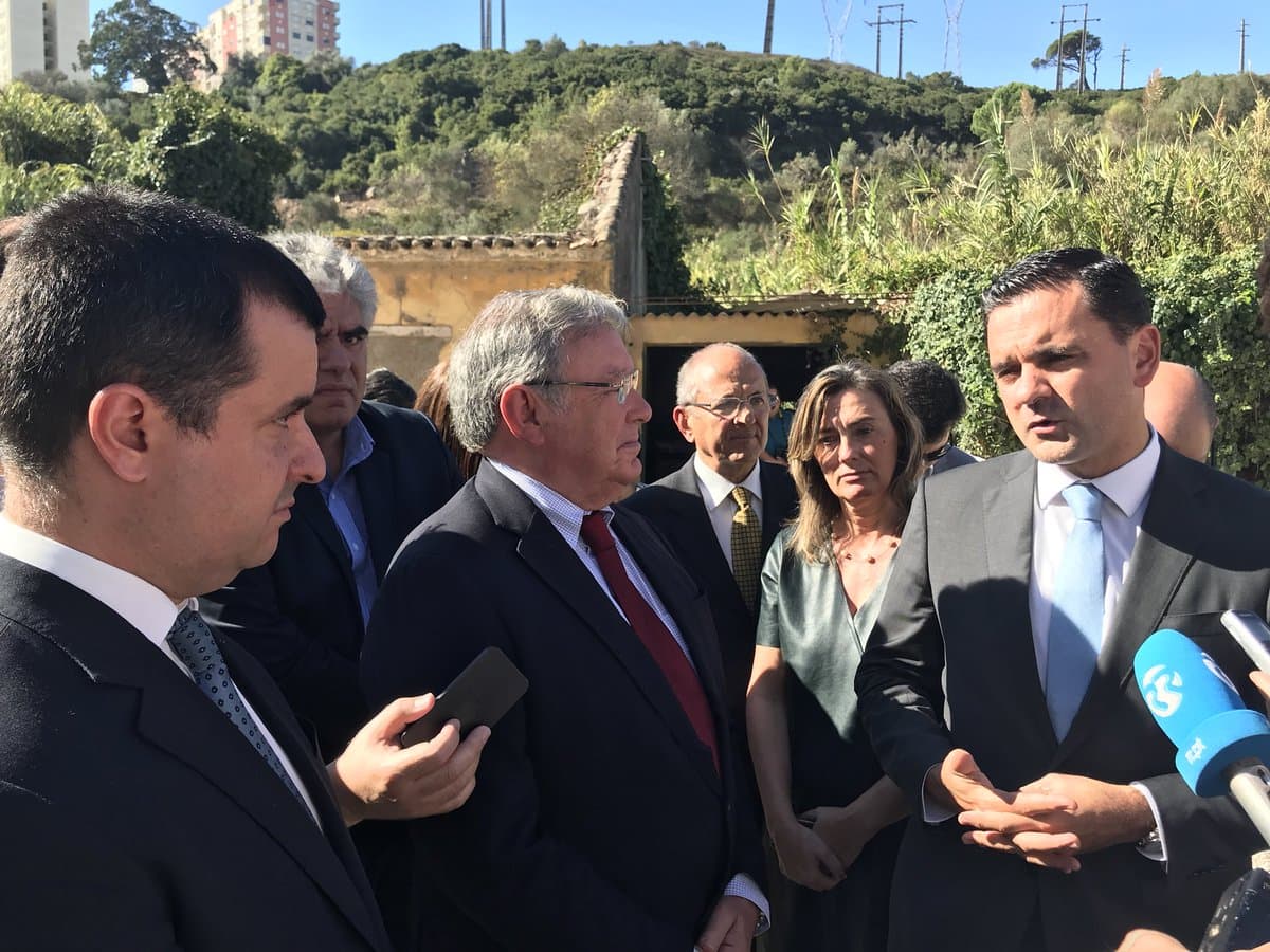 Ministro do Planeamento e das Infraestruturas, Pedro Marques, durante a visita às obras de reabilitação da Estrada Nacional 117, entre Pendão e Belas, Sintra, 27 outubro 2017