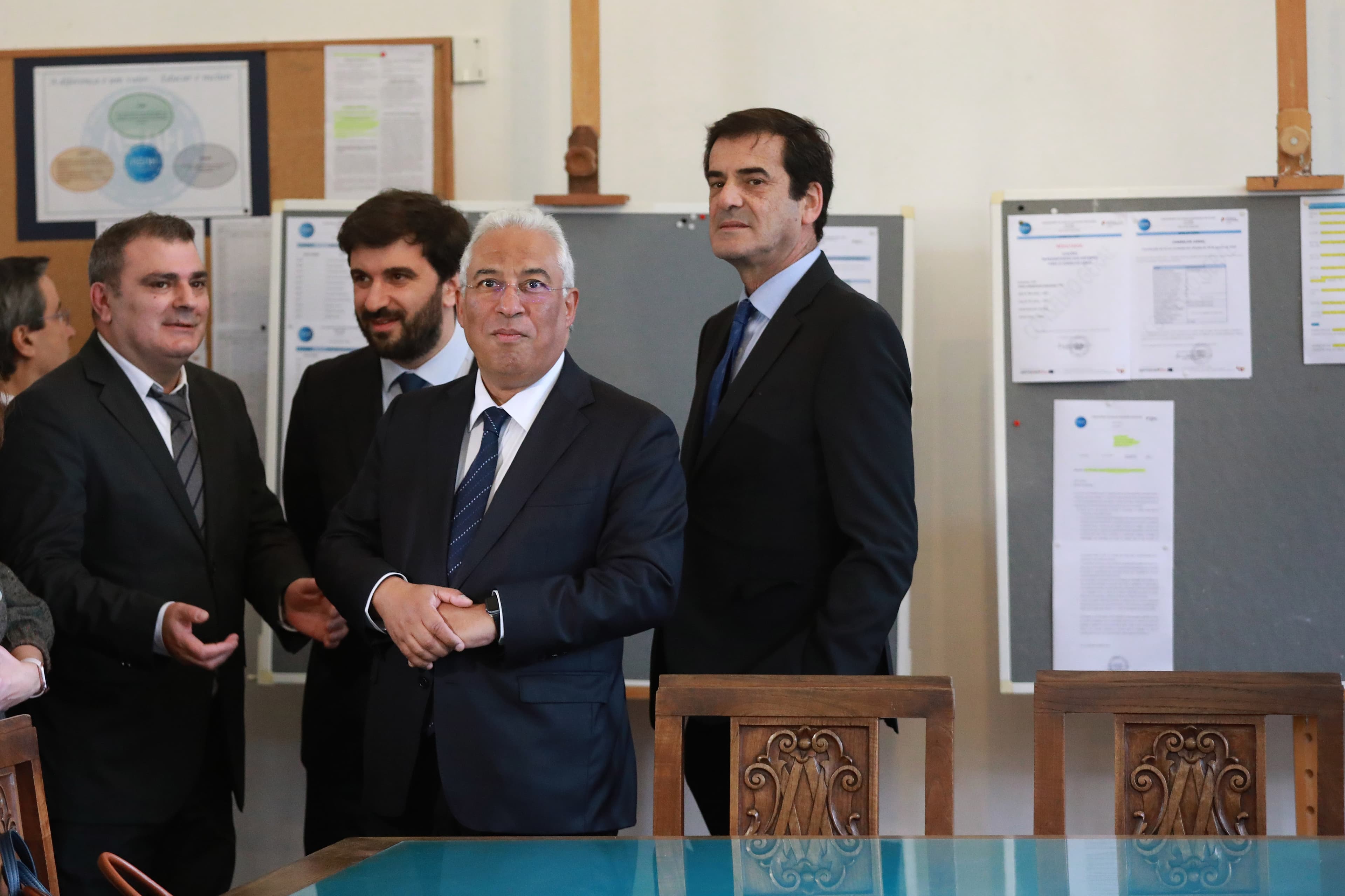 Primeiro-Ministro António Costa, Ministro da Educação, Tiago Brandão Rodrigues, e presidente da Câmara do Porto, Rui Moreira, na histórica escola Alexandre Herculano, Porto, 7 março 2018 (Manuel Fernando Araújo/Lusa)