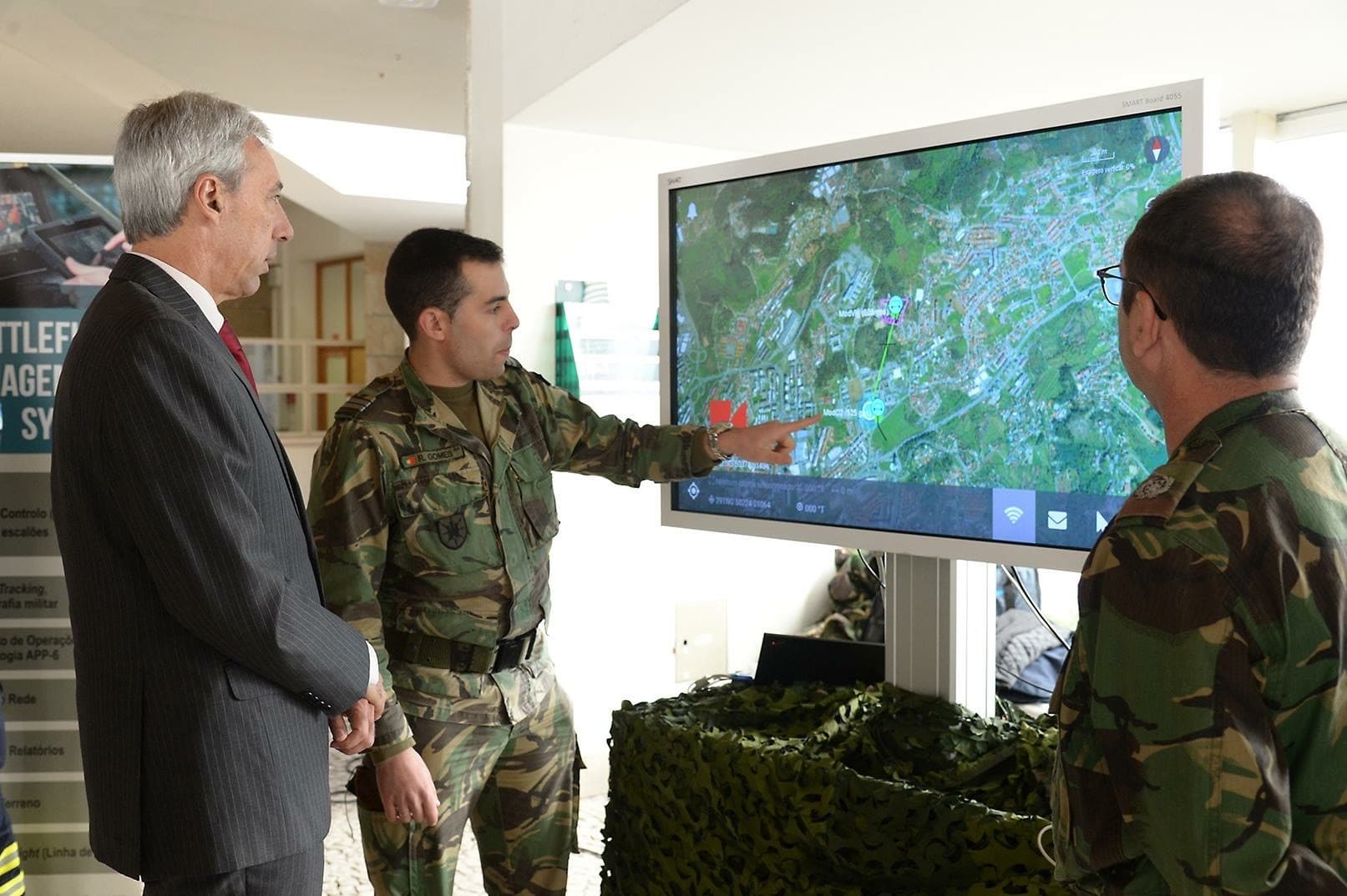 Ministro da Defesa Nacional, João Gomes Cravinho, durante a visita à exposição dedicada ao Soldado do Futuro na Universidade do Minho, Braga, 26 novembro 2018
