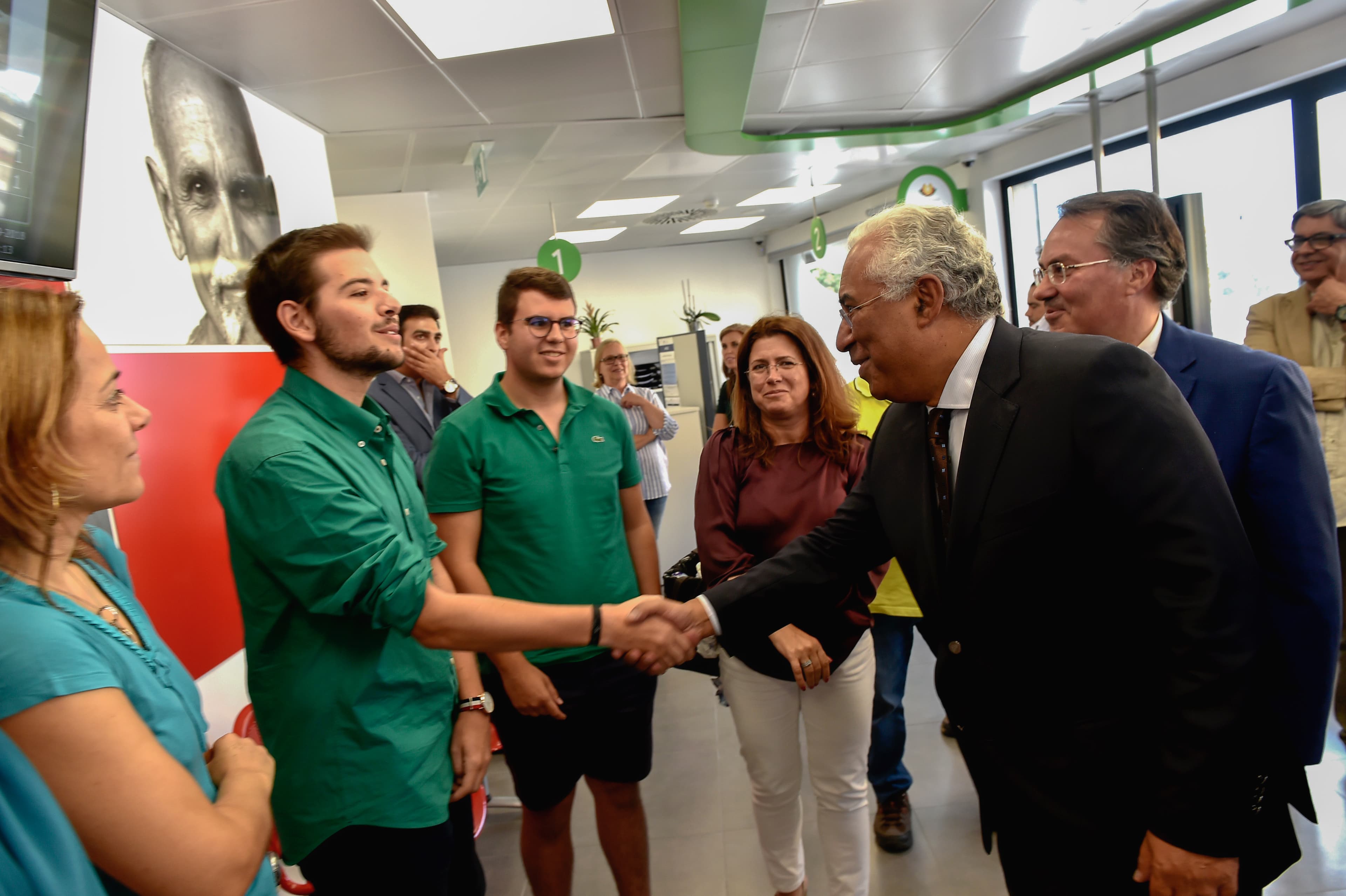Primeiro-Ministro António Costa cumprimenta funcionários na inauguração da Loja de Cidadão de Nelas, 7 setembro 2018 (Foto: Nuno André Ferreira/Lusa)