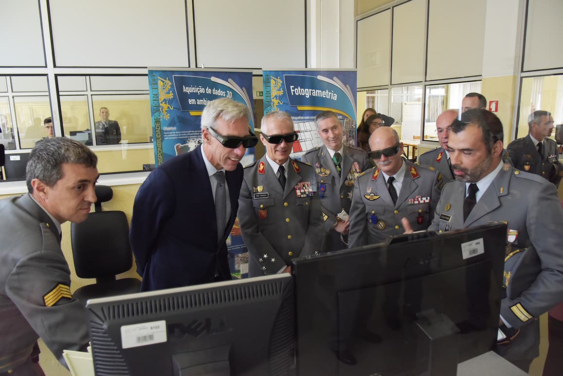 Ministro da Defesa Nacional, João Gomes Cravinho, visita o Centro de Informação Geoespacial do Exército, Lisboa, 6 maio 2019