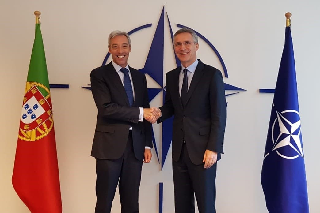 Ministro da Defesa Nacional, João Gomes Cravinho, com o Secretário-Geral da NATO, Jens Stoltenberg, durante a visita à sede da NATO, Bruxelas, 19 novembro 2018