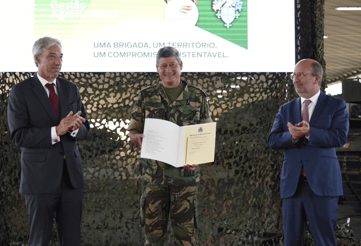 Ministro da Defesa Nacional, João Gomes Cravinho, e Ministro do Ambiente e da Transição Energética, de entrega do prémio à Brigada Mecanizada do Campo Militar de Santa Margarida, Constância, 15 julho 2019