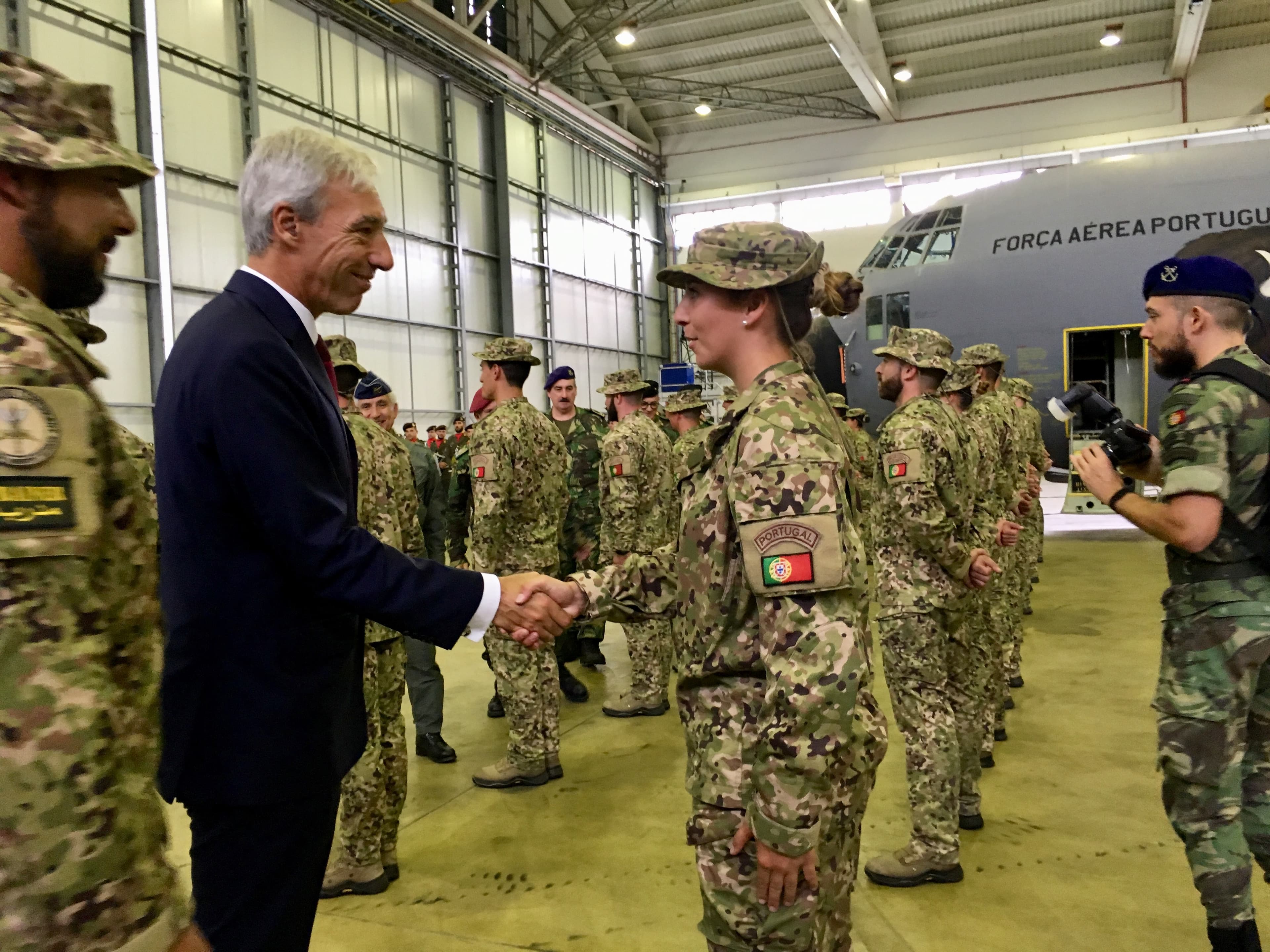 Ministro da Defesa Nacional, João Gomes Cravinho, com militares que regressam do Iraque, Montijo, 17 outubro 2019