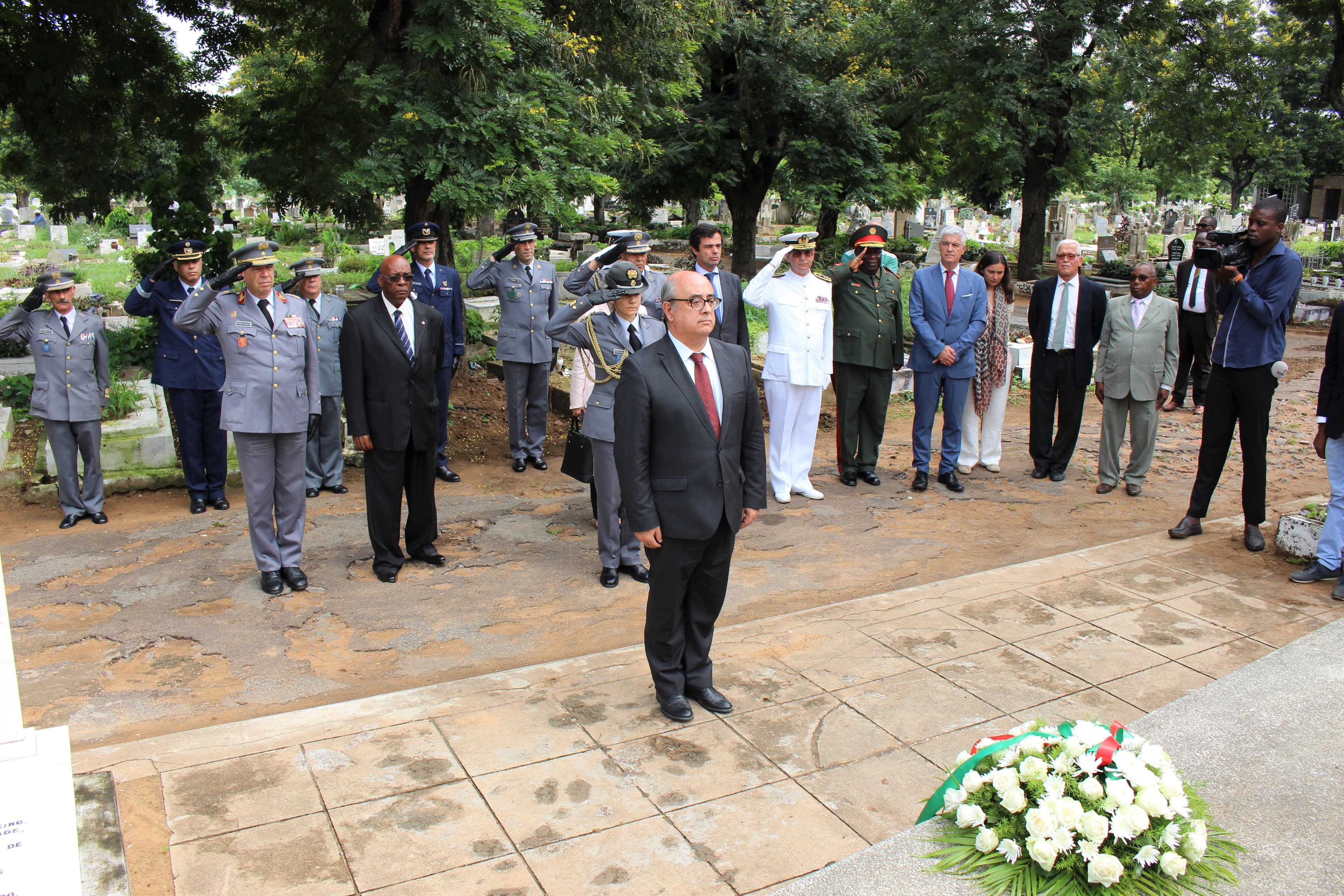 Ministro da Defesa Nacional, Azeredo Lopes, presta homenagem aos militares portugueses sepultados em Moçambique, Maputo, 23 fevereiro 2018