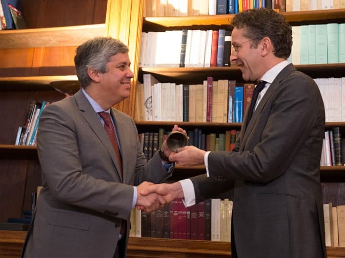 Ministro das Finanças, Mário Centeno, recebe o sino da presidência do Eurogrupo do ex-presidente Joroen Dijsselbloem, Paris, 12 janeiro 2018 (Foto: Nicolas Kovarik)