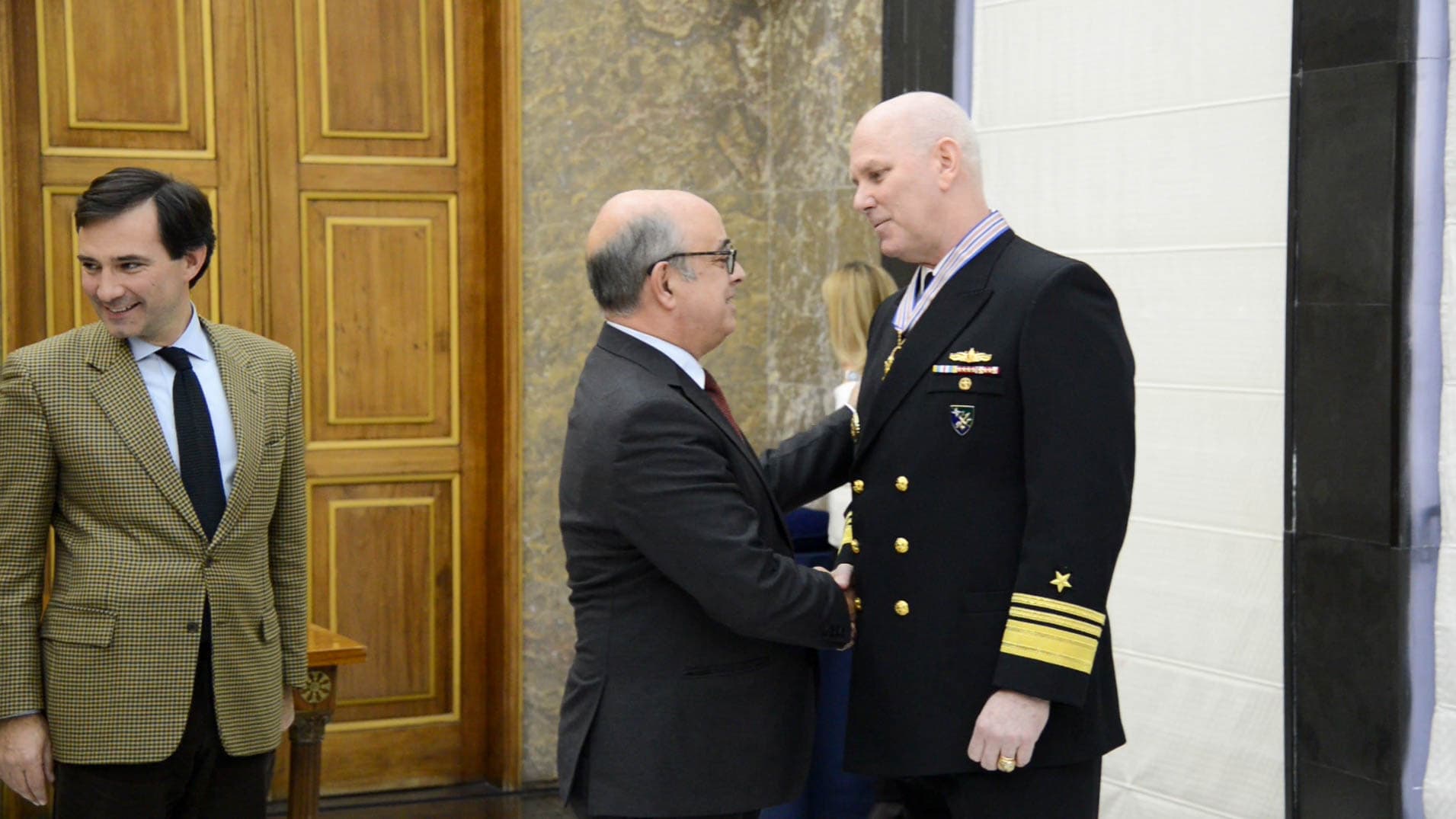 Ministro da Defesa Nacional, Azeredo Lopes, condecora Comandante das Forças Navais de Ataque e de Apoio da NATO, Vice-Almirante Christopher W. Grady, Lisboa, 6 fevereiro 2018