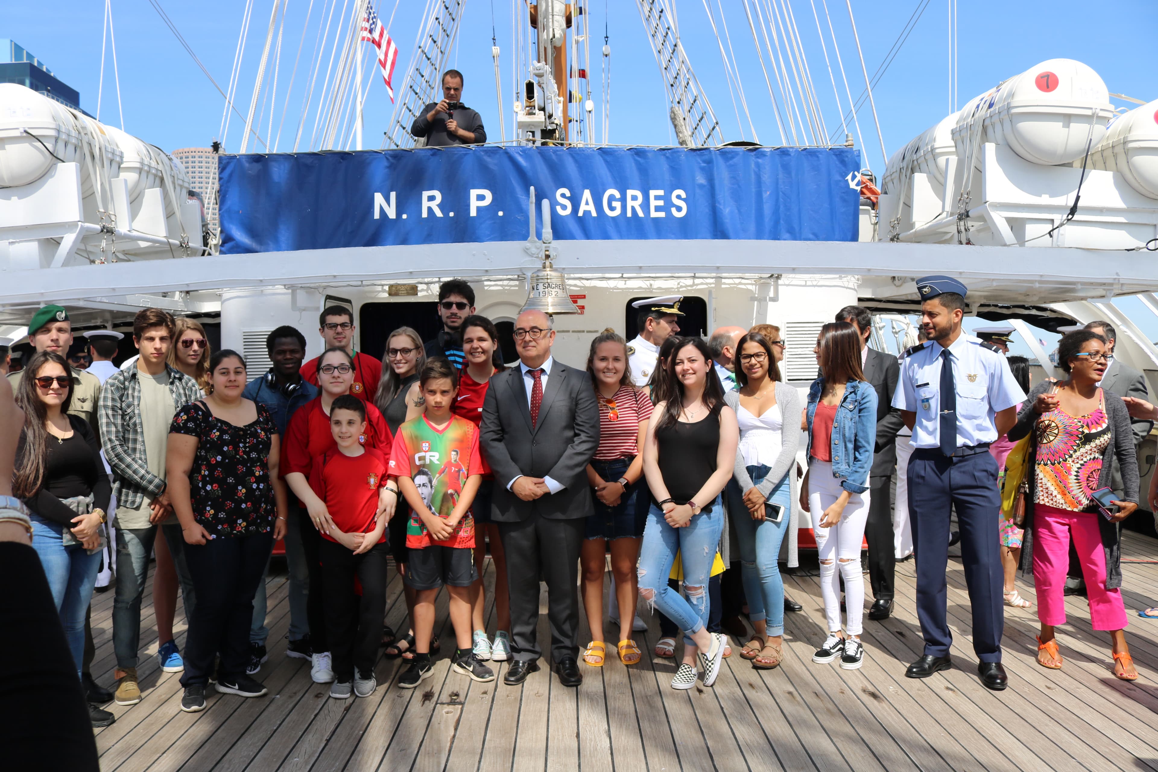 Ministro da Defesa Nacional, Azeredo Lopes, com jovens portugueses no navio-escola Sagres, Boston, Massashusetts, 12 junho 2018