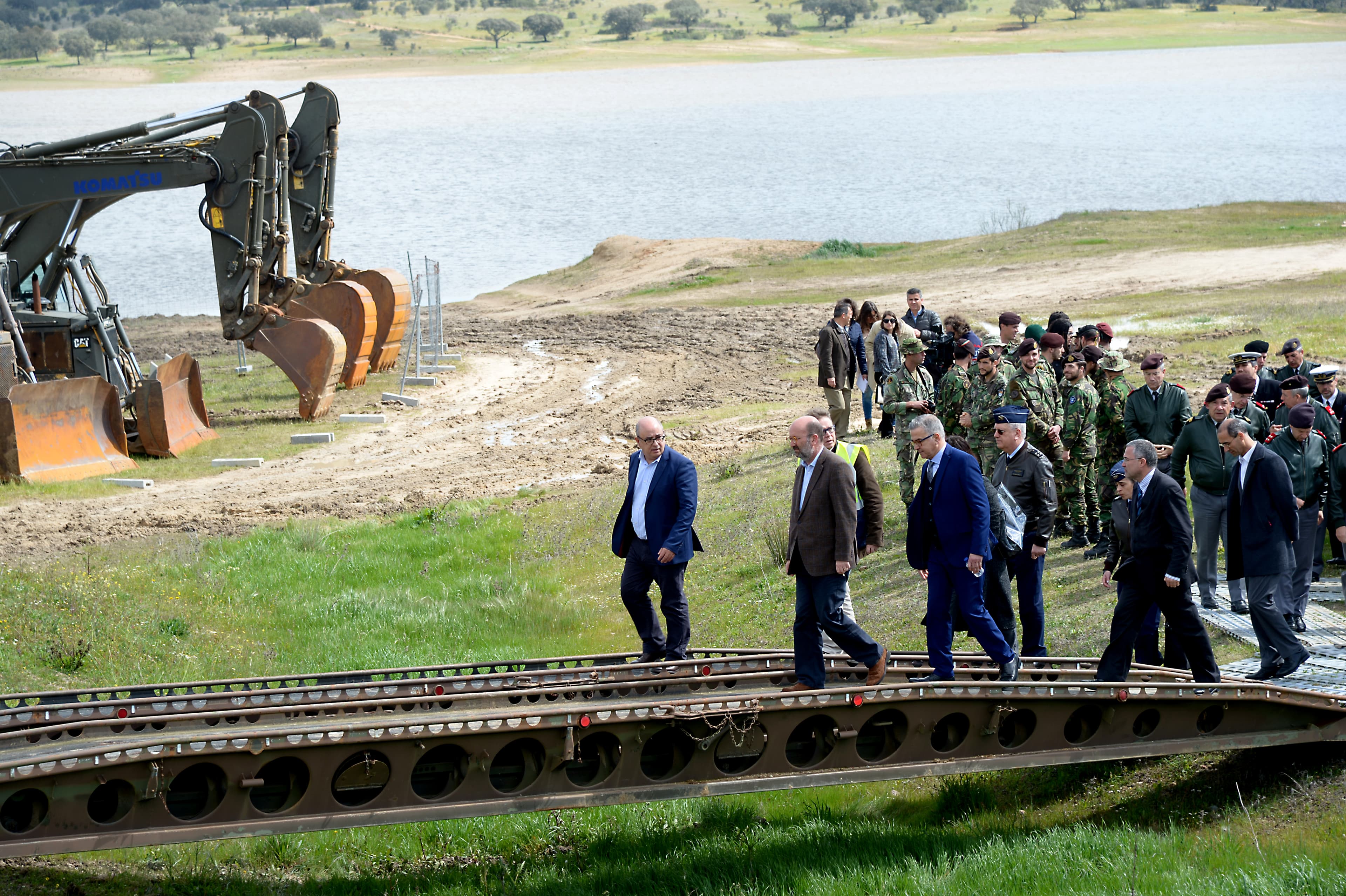 Ministros da Defesa Nacional, Azeredo Lopes, e do Ambiente, Matos Fernandes, visitam trabalhos executados pela engenharia militar na barragem do Pêgo do Altar, Alcácer do Sal, 16 março 2018