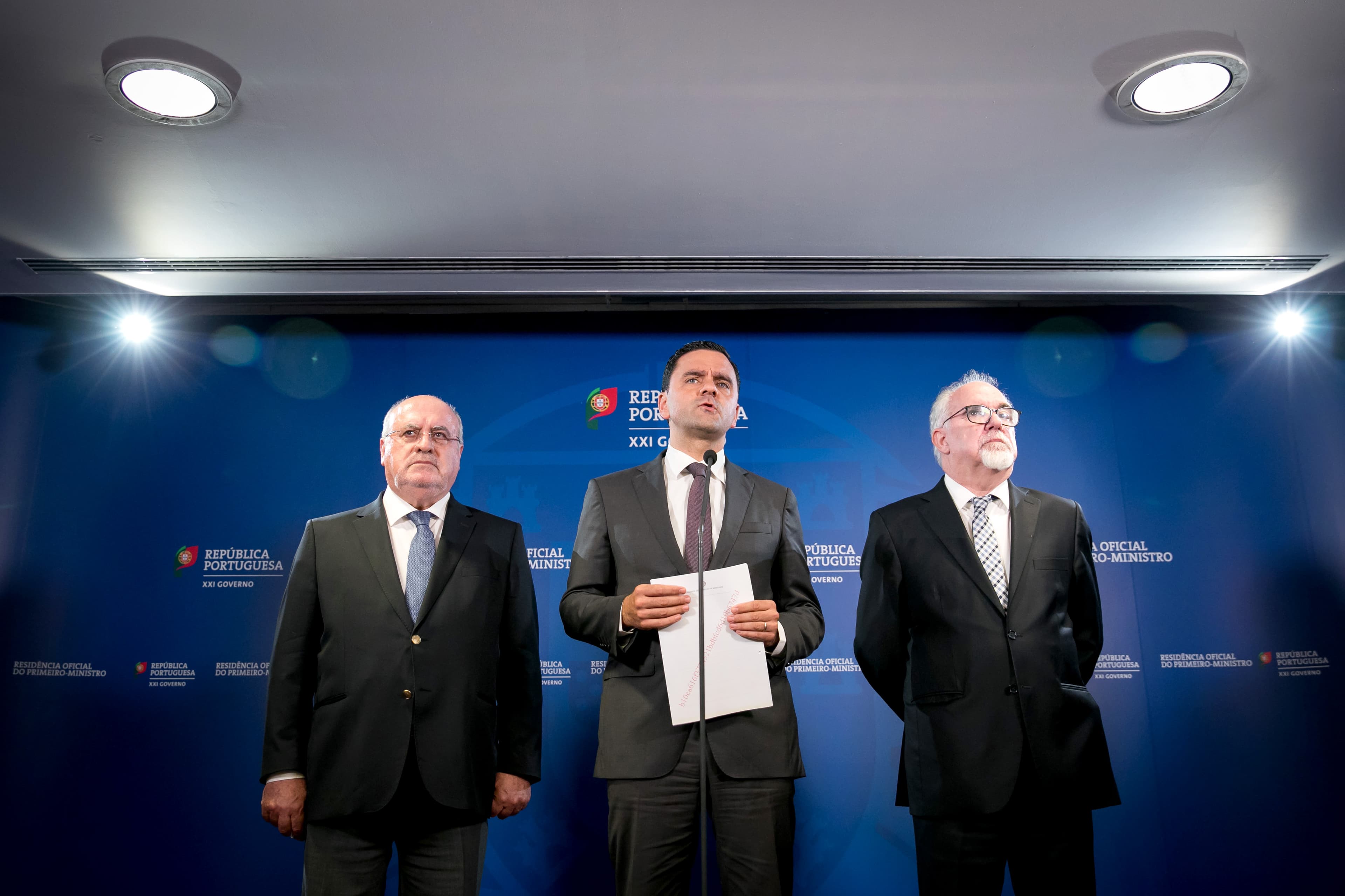 Ministros do Planeamento, Pedro Marques, da Segurança Social, Vieira da Silva, e da Agricultura, Capoulas Santos fazem declaração durante o Conselho de Ministros de 21 de outubro de 2017