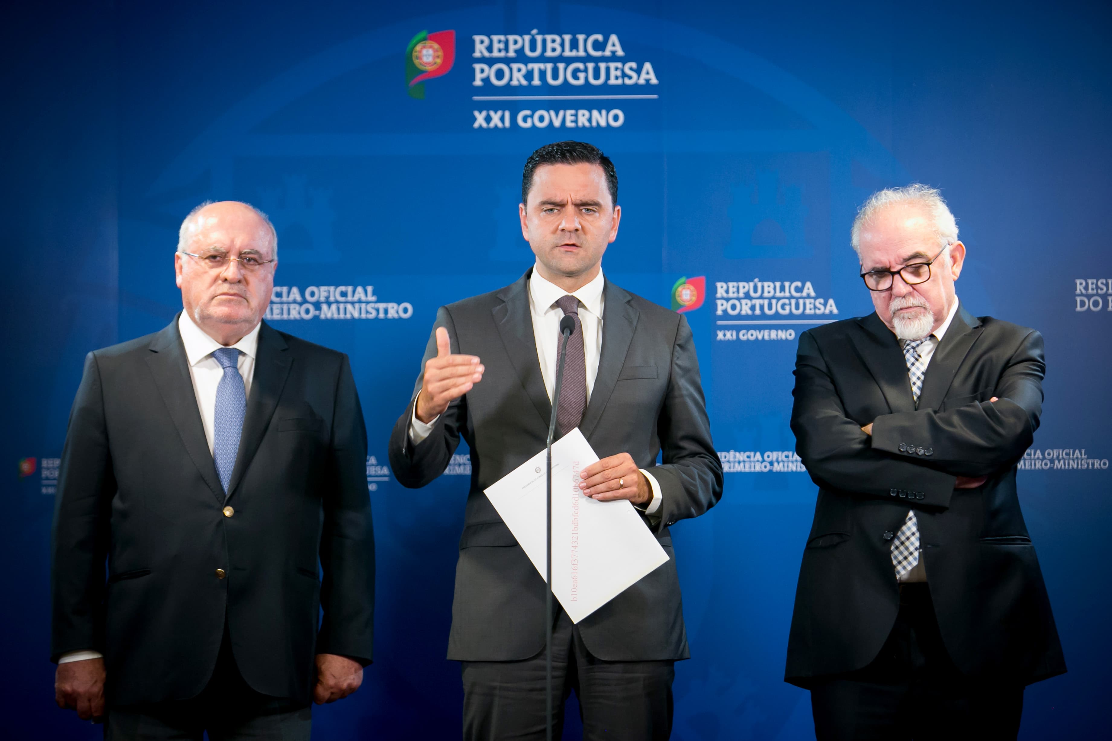 Ministros do Planeamento, Pedro Marques, da Segurança Social, Vieira da Silva, e da Agricultura, Capoulas Santos fazem declaração durante o Conselho de Ministros de 21 de outubro de 2017