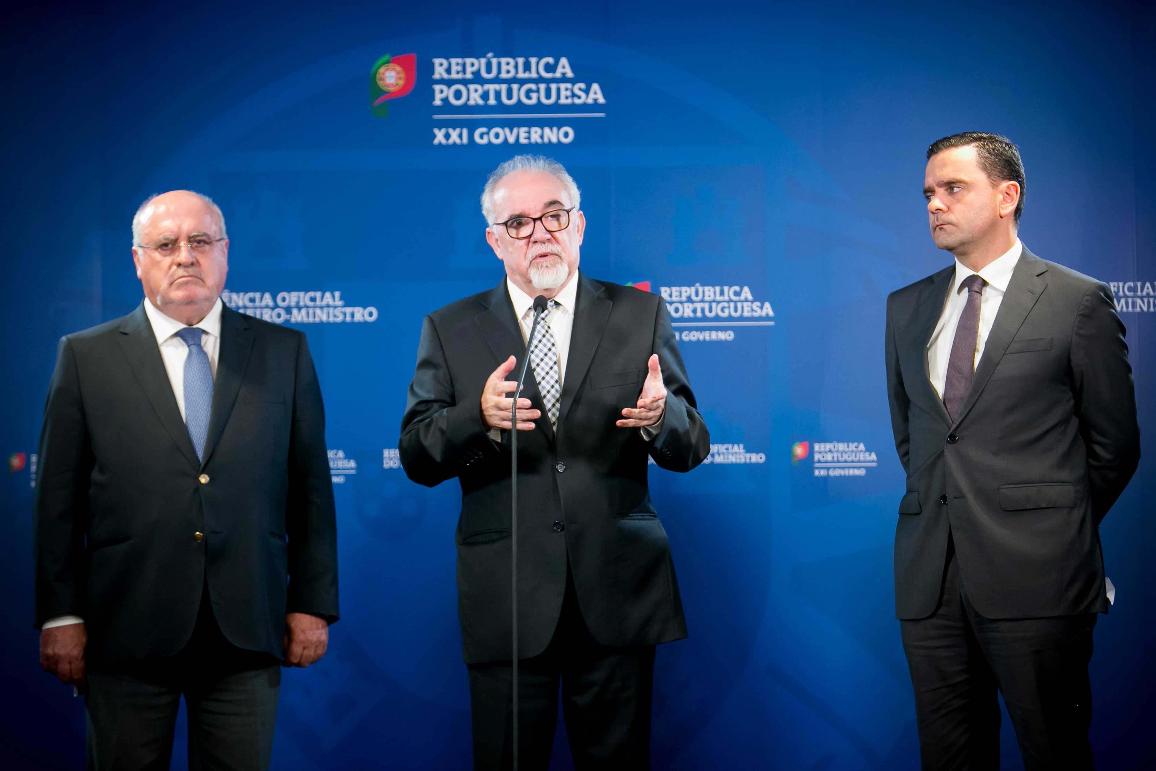 Ministros do Planeamento, Pedro Marques, da Segurança Social, Vieira da Silva, e da Agricultura, Capoulas Santos fazem declaração durante o Conselho de Ministros de 21 de outubro de 2017