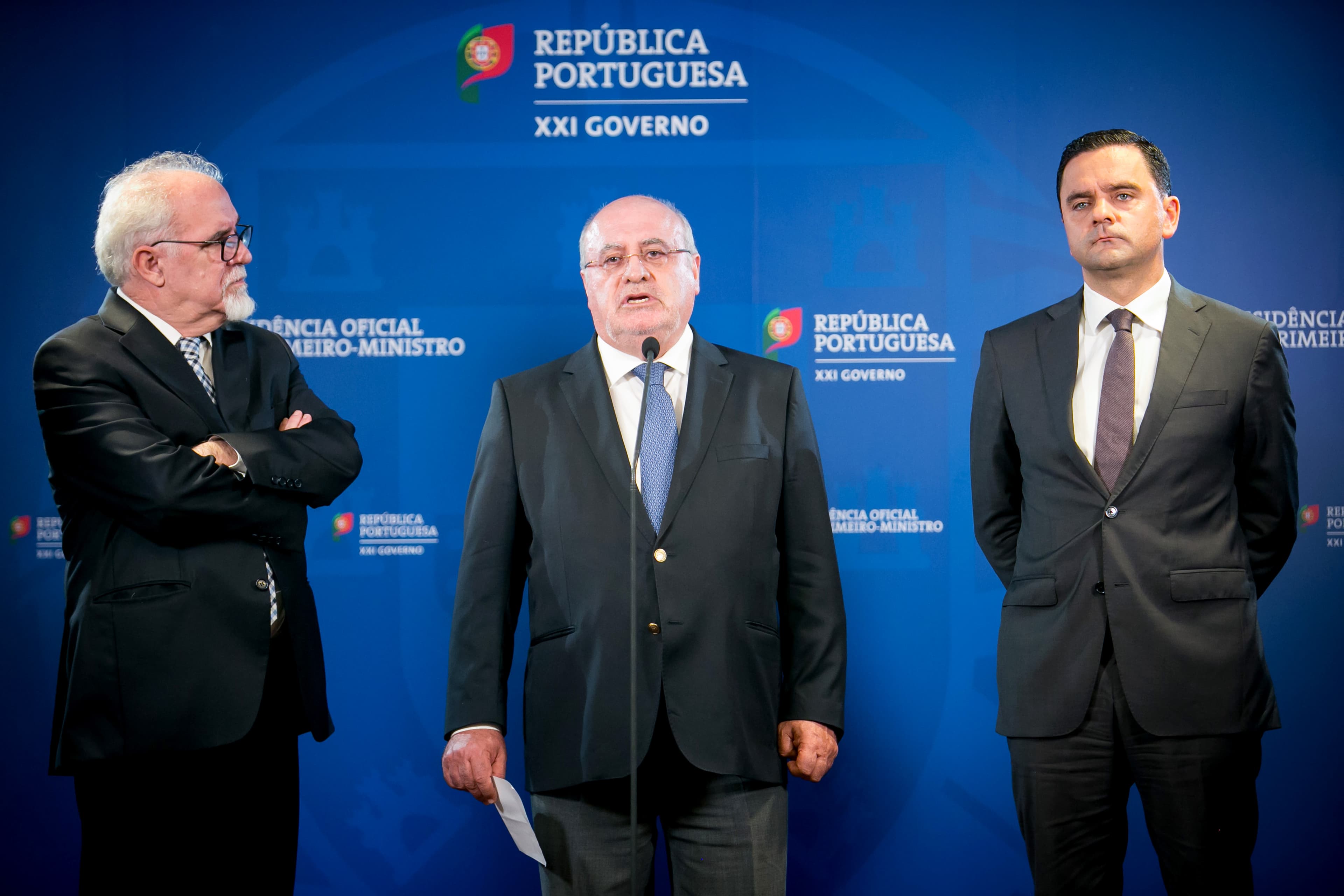 Ministros do Planeamento, Pedro Marques, da Segurança Social, Vieira da Silva, e da Agricultura, Capoulas Santos fazem declaração durante o Conselho de Ministros de 21 de outubro de 2017