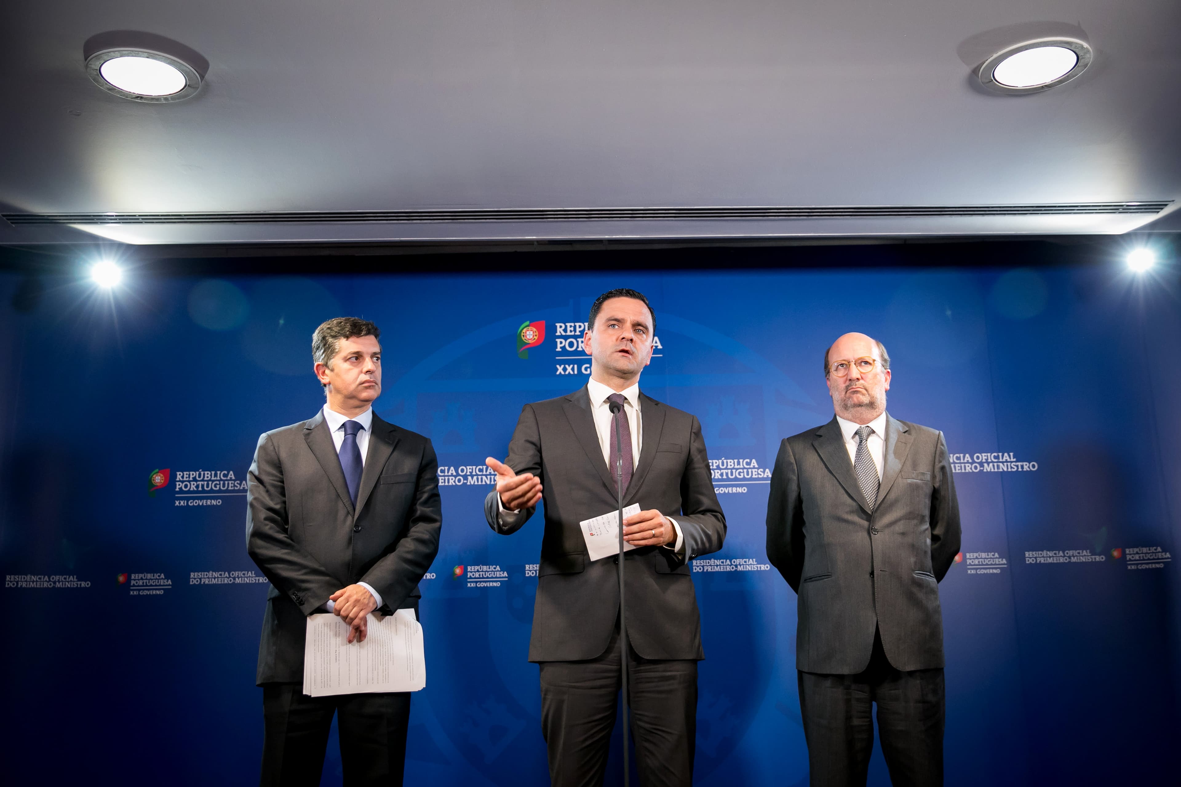 Ministros do Planeamento, Pedro Marques, do Ambiente, Matos Fernandes, e da Economia, Caldeira Cabral, fazem declaração durante o Conselho de Ministros de 21 de outubro de 2017