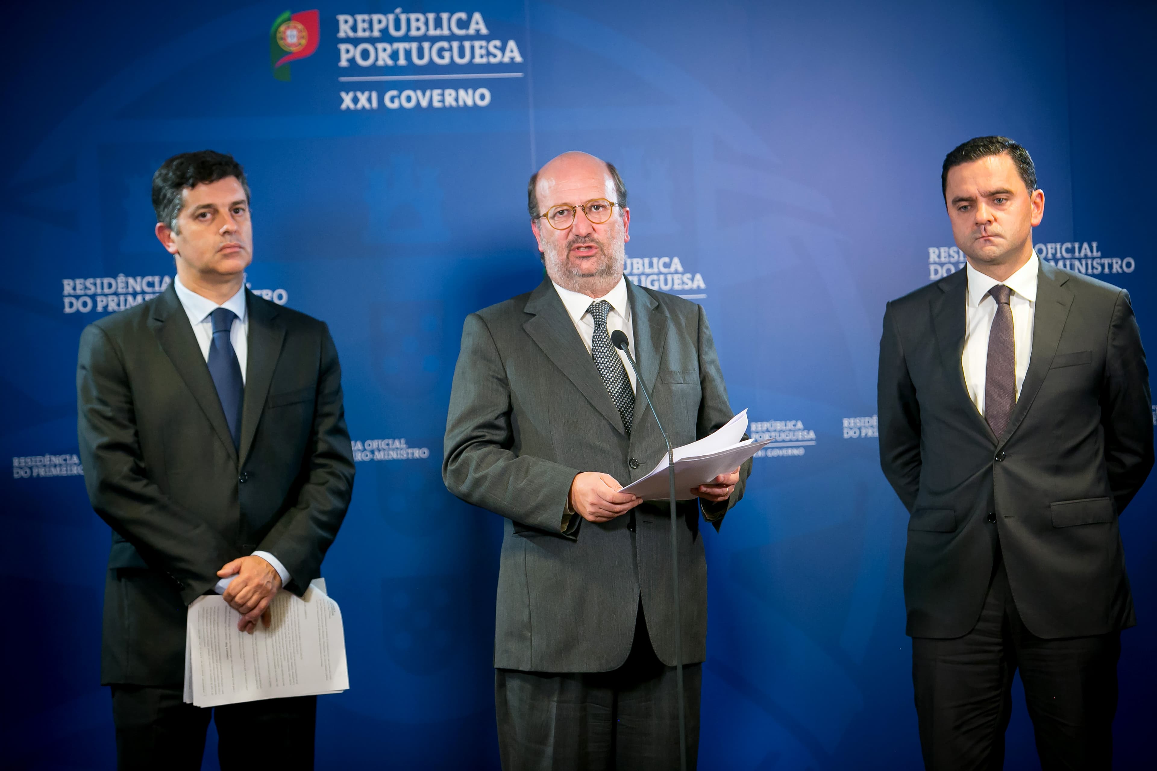 Ministros do Planeamento, Pedro Marques, do Ambiente, Matos Fernandes, e da Economia, Caldeira Cabral, fazem declaração durante o Conselho de Ministros de 21 de outubro de 2017