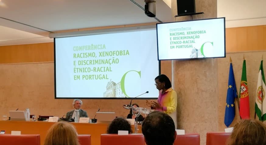 Ministra da Justça, Francisca Van Dunem, na conferência Racismo, Xenofobia e Discriminação Étnico-Racial em Portugal, Assembleia da República, 9 julho 2019 (DR)