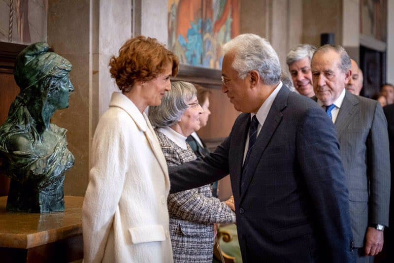 Primeiro-Ministro António Costa cumprimenta a nova presidente do Conselho Superior do Conselho de Finanças Pública Nazaré Costa Cabral, na cerimónia da sua posse, Assembleia da República, 6 março 2019