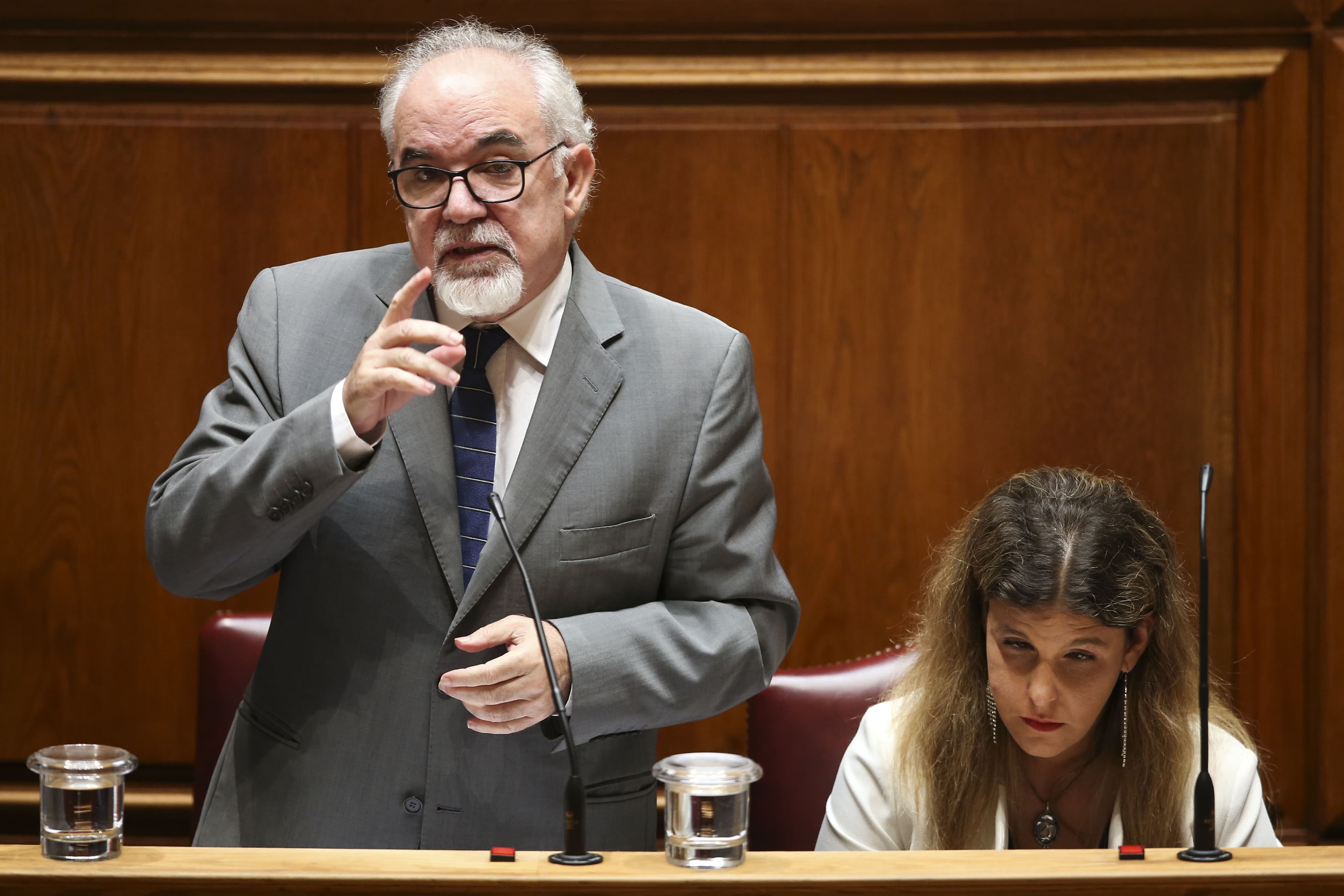 Ministro do Trabalho, Solidariedade e Segurança Social, José António Vieira da Silva, e Secretária de Estado da Inclusão das Pessoas com Deficiência, Ana Sofia Antunes, na Assembleia da República