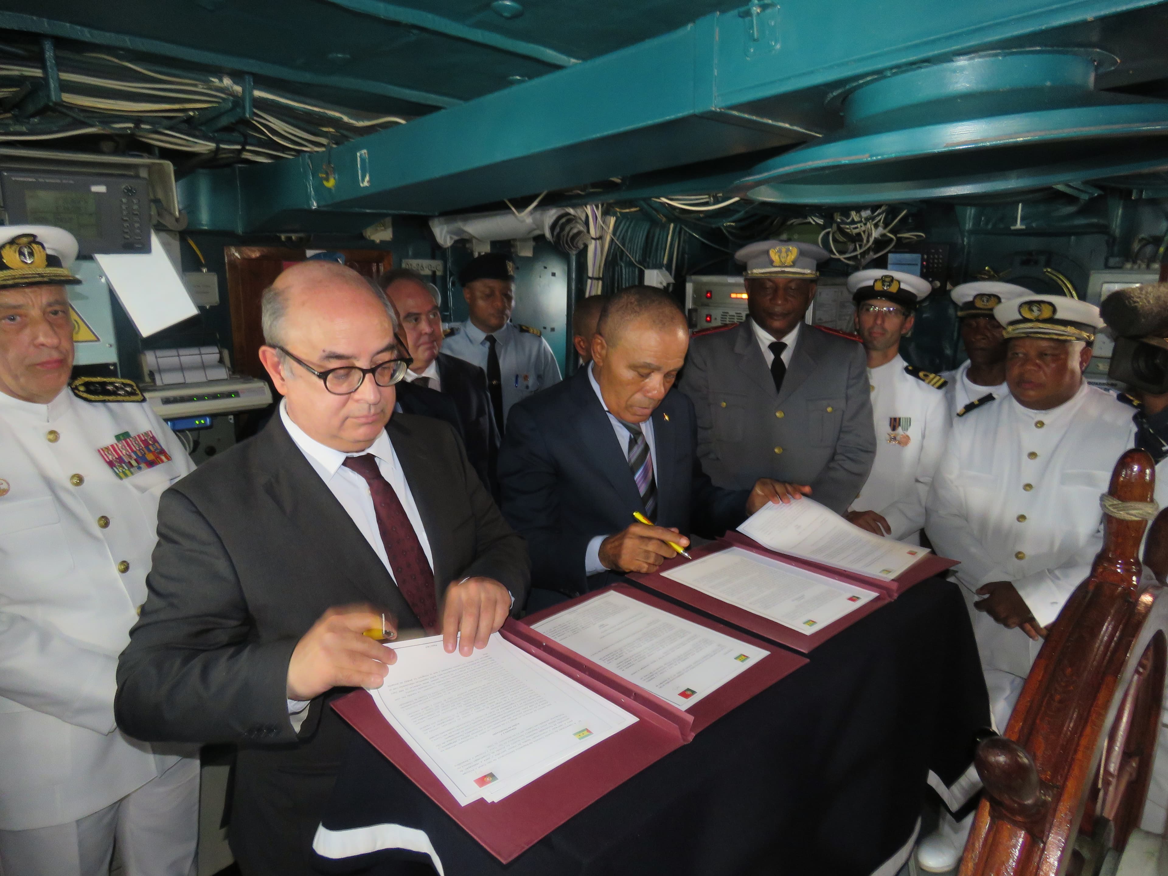 Ministro da Defesa Nacional, José Alberto Azeredo Lopes, e Ministro da Defesa e Administração Interna de São Tomé e Príncipe, Arlindo Ramos, na assinatura dos protocolos de cooperação e do memorando de entendimento, 8 fevereiro 2018