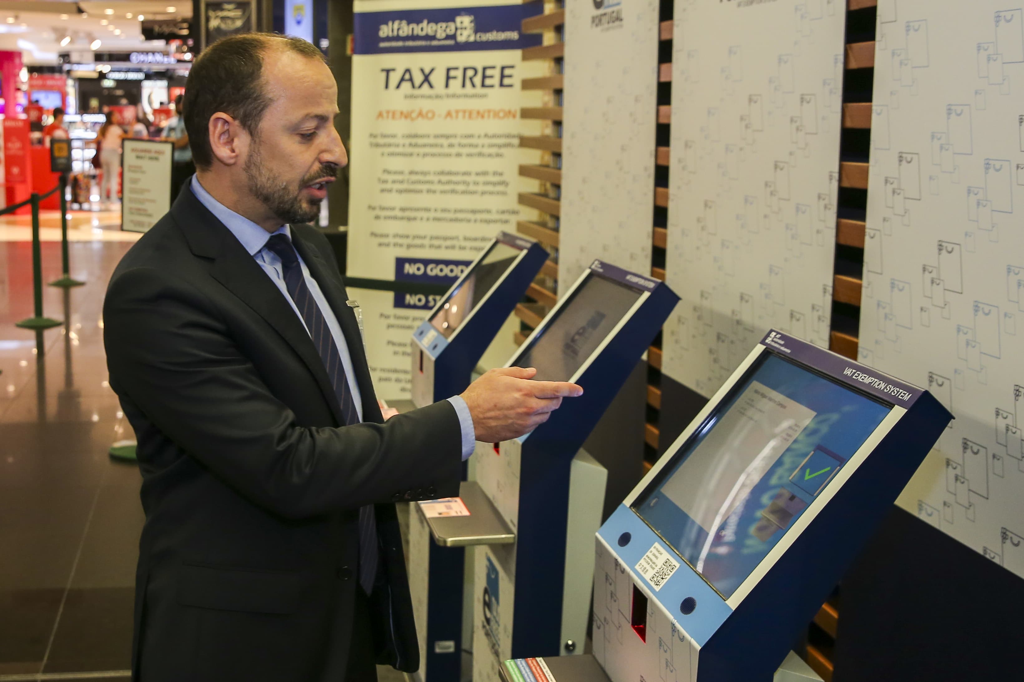 Subdiretor-geral da Autoridade Tributária, Miguel Correia, faz demonstração prática durante a apresentação do sistema e-tax free no Aeroporto de Lisboa, 2 julho 2018 (Foto: José Sena Goulão/Lusa)