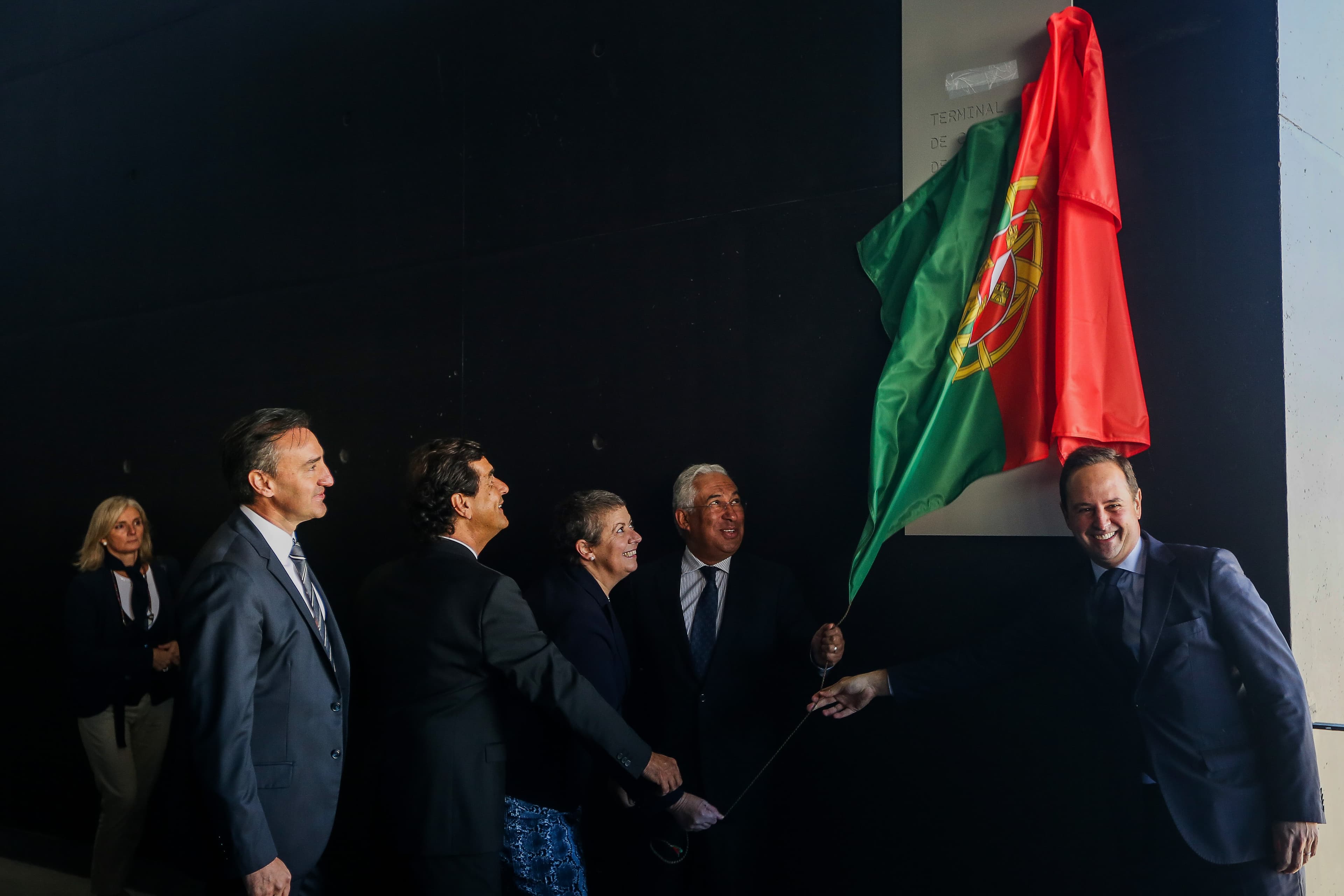 Primeiro-Ministro António Costa, Ministra do Mar, Ana Paula Vitorino, e Presidente da Câmara Municipal de Lisboa, Fernando Medina, na inauguração do novo Terminal de Cruzeiros do Porto de Lisboa, Lisboa, 10 novembro 2017 (Foto: Nuno Fox/Lusa)