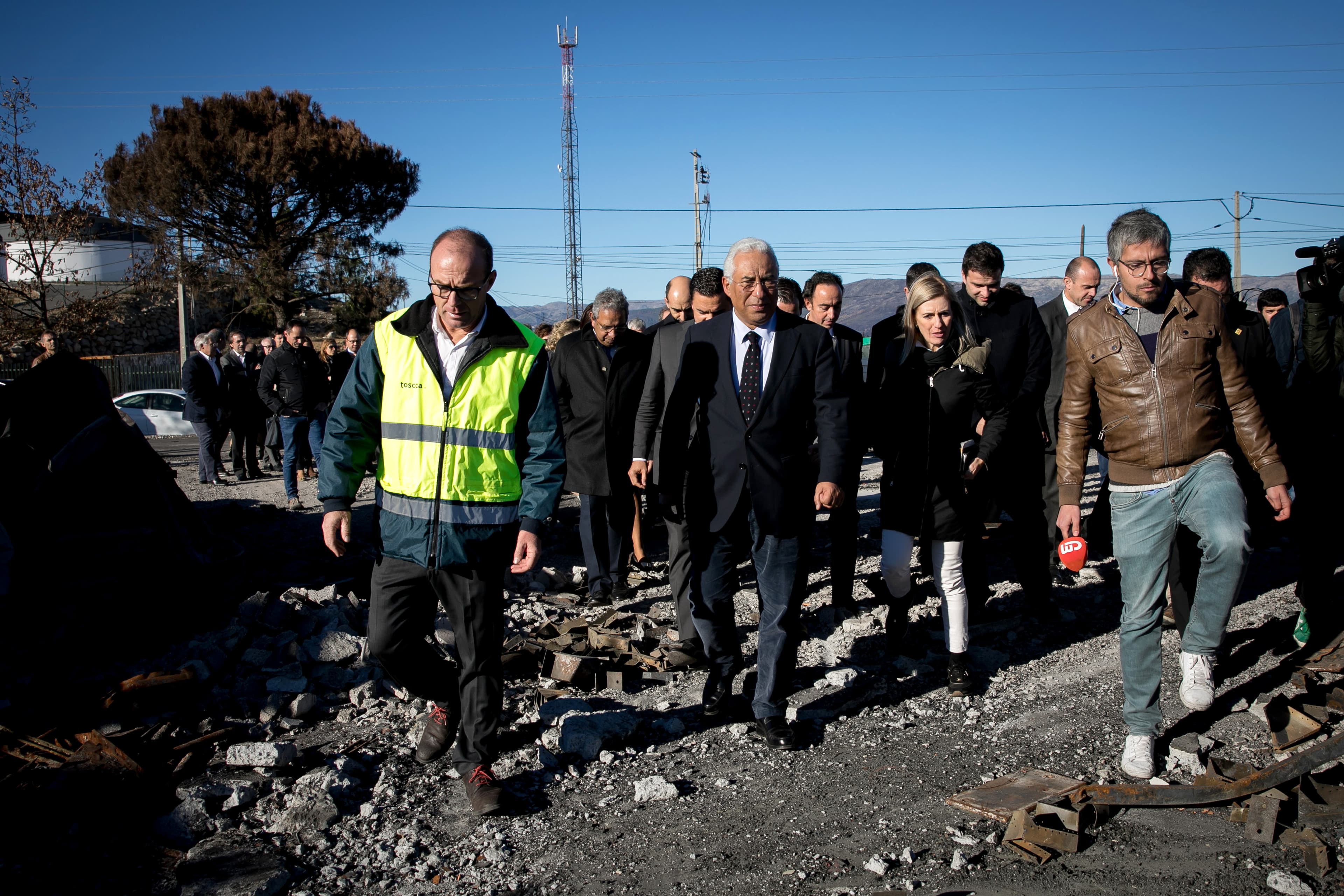 Primeiro-Ministro António Costa e Ministros do Planeamento e Infraestruturas, Pedro Marques, e da Economia, Caldeira Cabral, visitam empresa destruída pelos incêndios já em laboração, Vouzela, 14 novembro 2017 (foto: Paulo Vaz Henriques)
