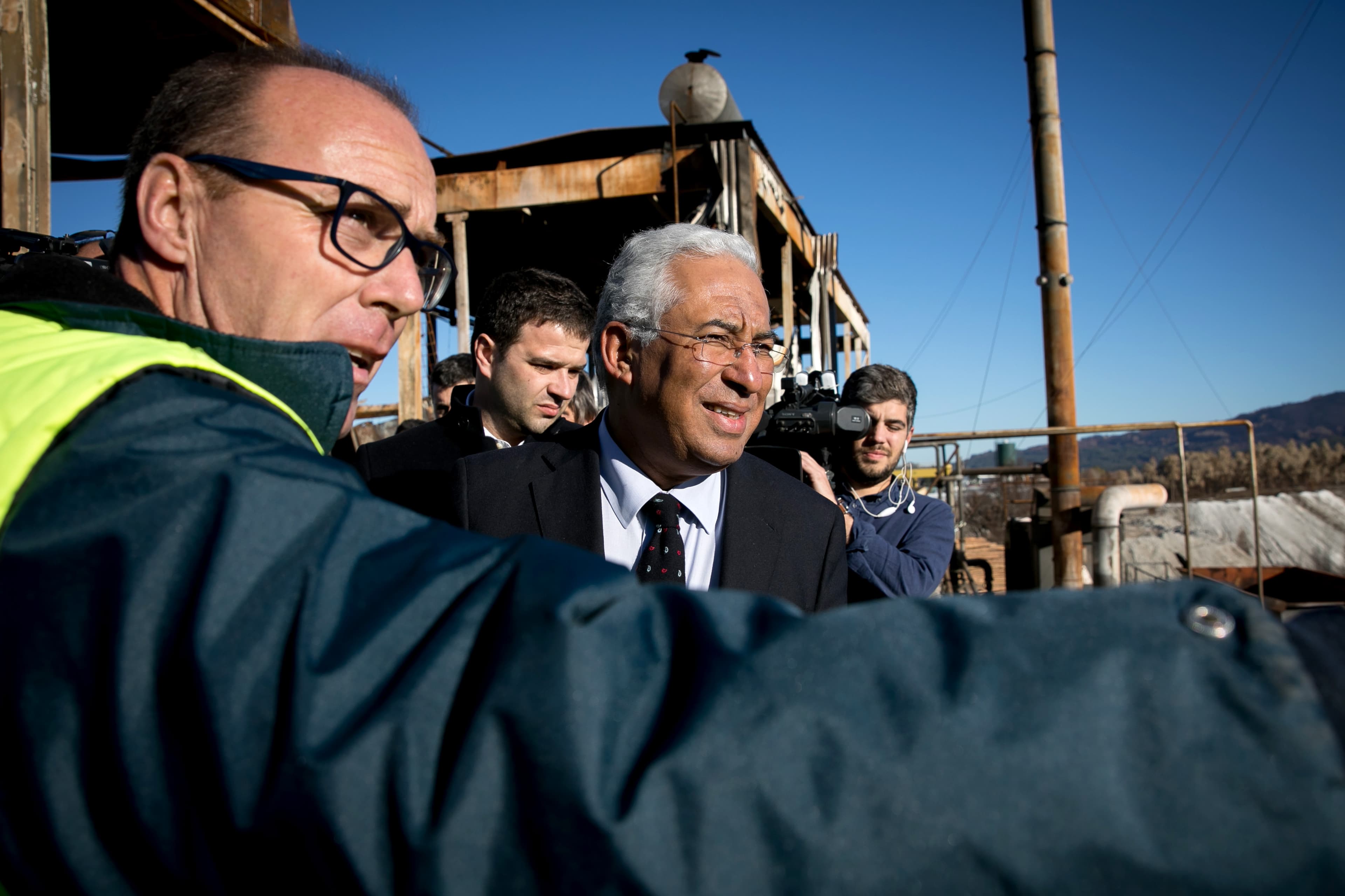 Primeiro-Ministro António Costa e Ministros do Planeamento e Infraestruturas, Pedro Marques, e da Economia, Caldeira Cabral, visitam empresa destruída pelos incêndios já em laboração, Vouzela, 14 novembro 2017 (foto: Paulo Vaz Henriques)