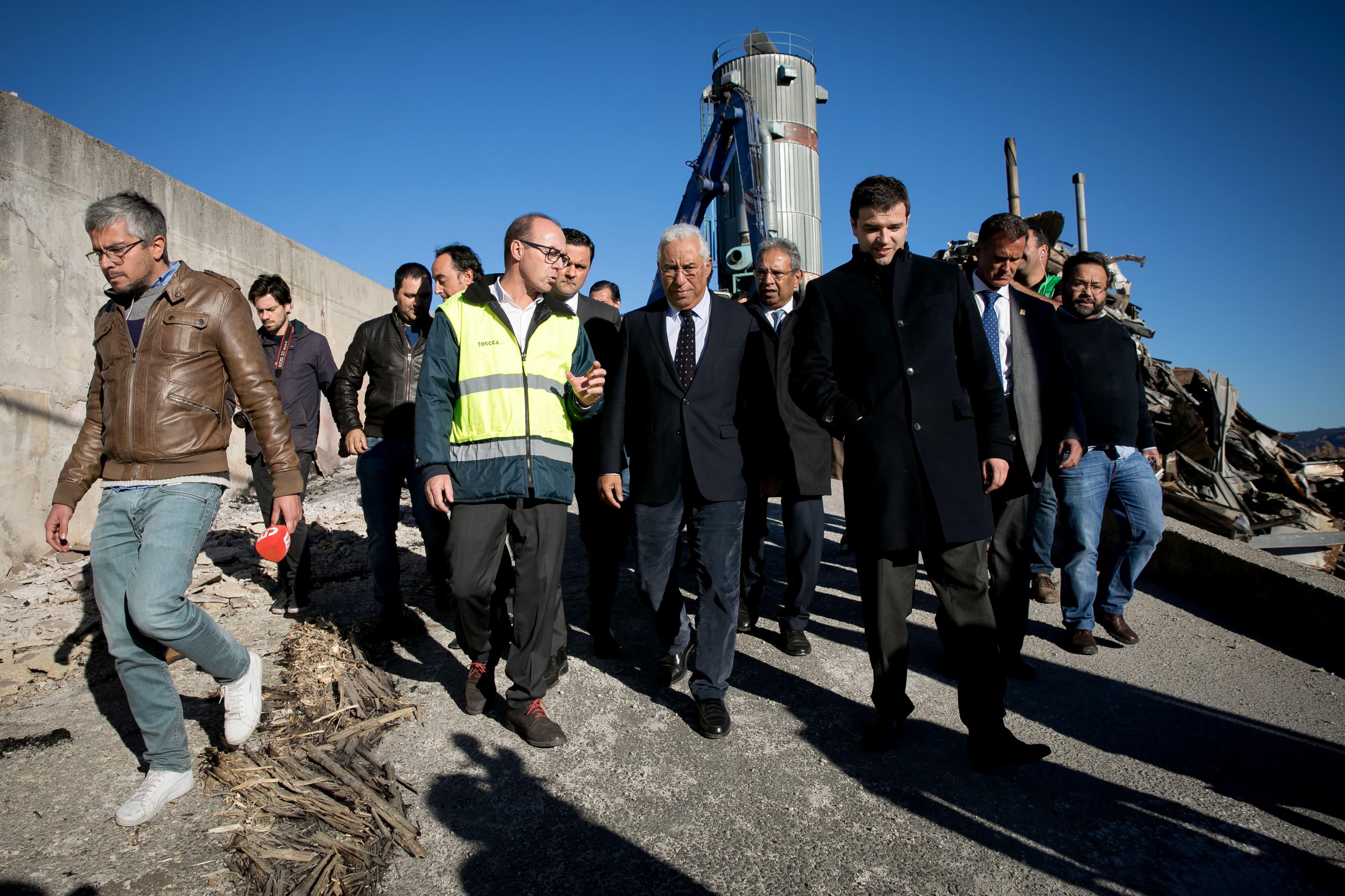 Primeiro-Ministro António Costa e Ministros do Planeamento e Infraestruturas, Pedro Marques, e da Economia, Caldeira Cabral, visitam empresa destruída pelos incêndios já em laboração, Vouzela, 14 novembro 2017 (foto: Paulo Vaz Henriques)