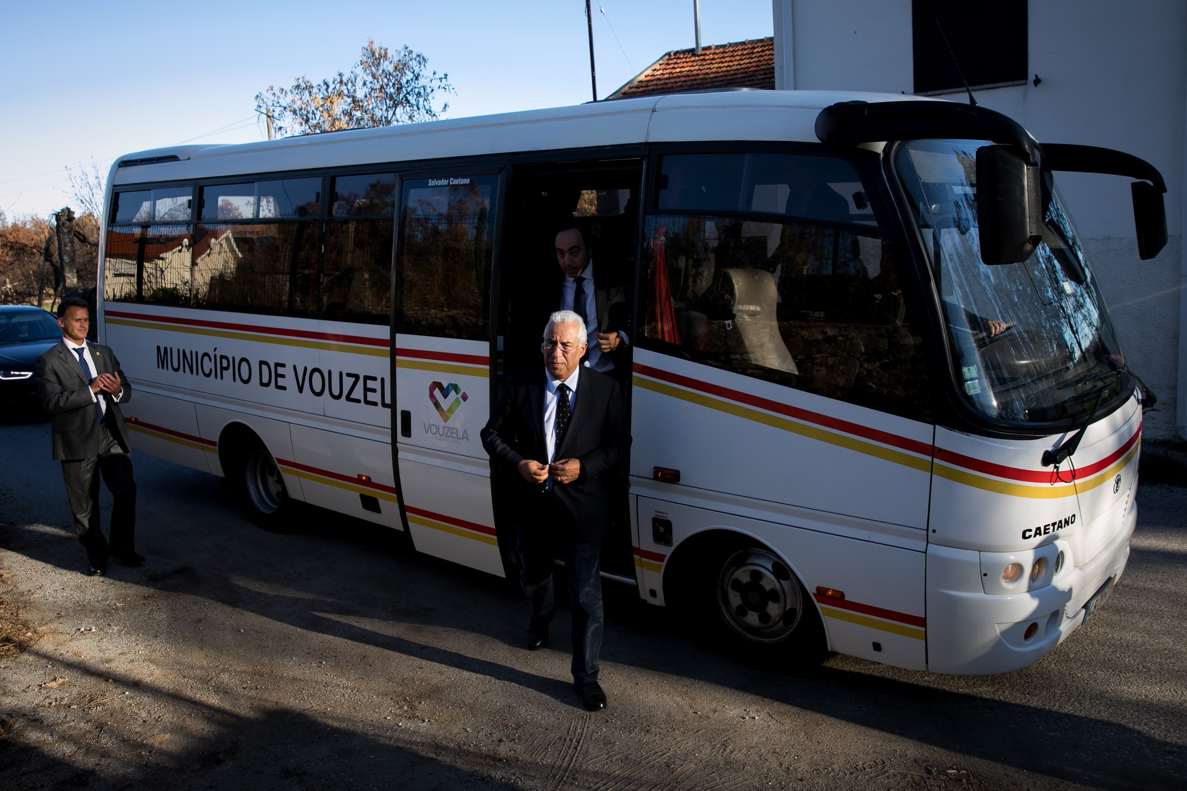 Primeiro-Ministro António Costa e Ministros do Planeamento e Infraestruturas, Pedro Marques, e da Economia, Caldeira Cabral, visitam casas destruídas pelos incêndios já em reconstrução, Vouzela, 14 novembro 2017 (foto: Paulo Vaz Henriques)