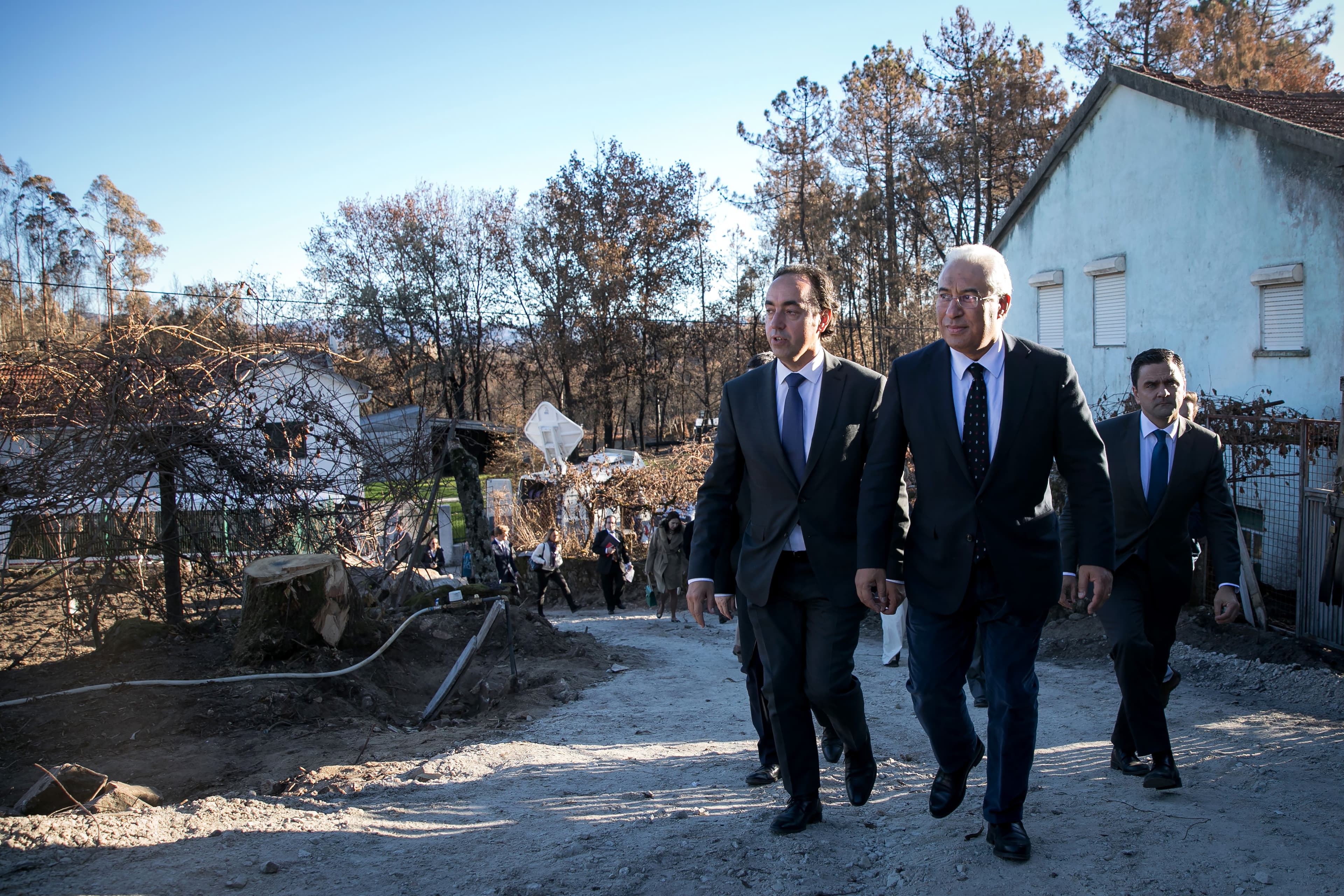 Primeiro-Ministro António Costa e Ministro do Planeamento e Infraestruturas, Pedro Marques, visitam casas destruídas pelos incêndios já em reconstrução, Vouzela, 14 novembro 2017 (foto: Paulo Vaz Henriques)