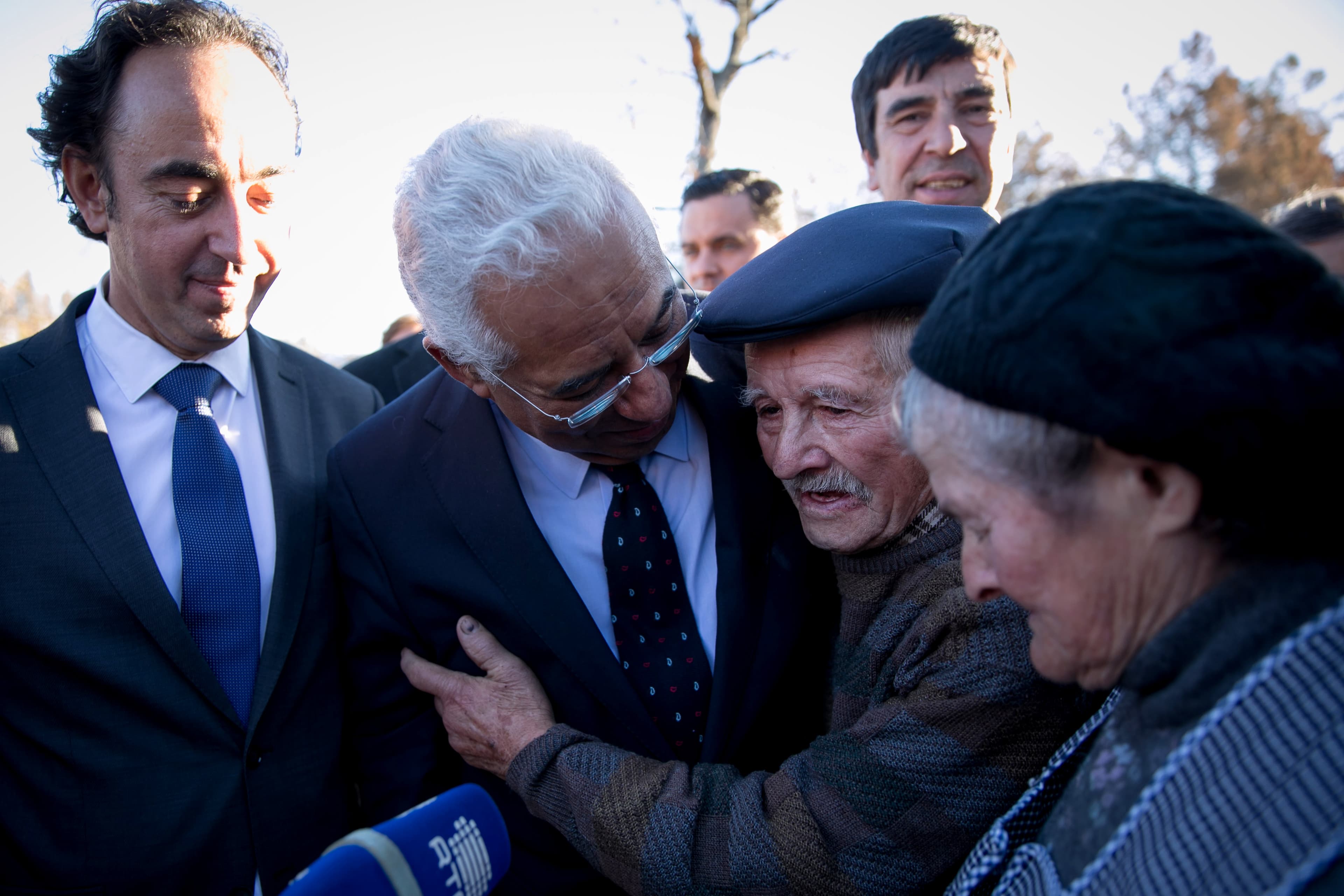 Primeiro-Ministro António Costa e Ministro do Planeamento e Infraestruturas, Pedro Marques, visitam casas destruídas pelos incêndios já em reconstrução, Vouzela, 14 novembro 2017 (foto: Paulo Vaz Henriques)