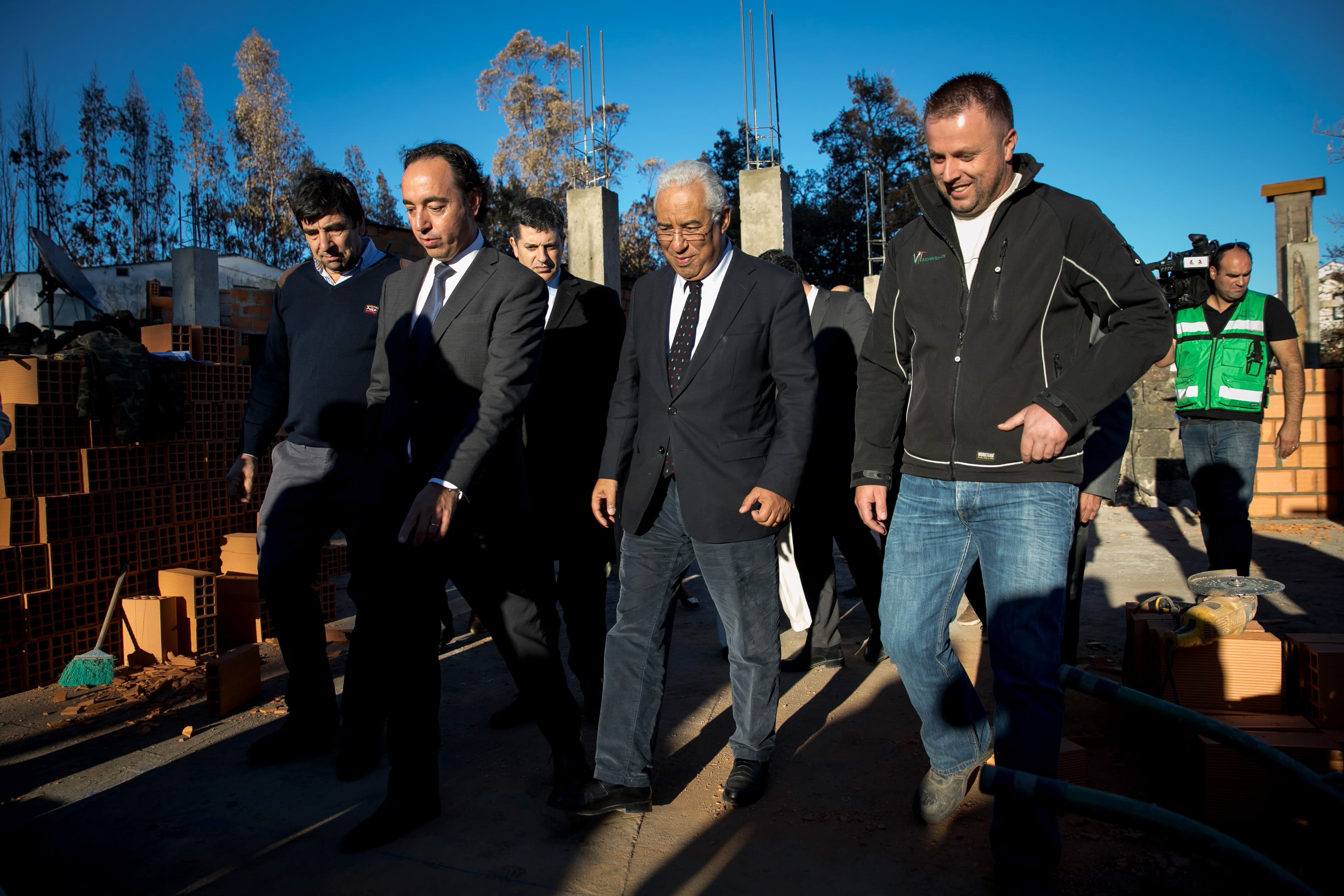 Primeiro-Ministro António Costa e Ministro do Planeamento e Infraestruturas, Pedro Marques, visitam casas destruídas pelos incêndios já em reconstrução, Vouzela, 14 novembro 2017 (foto: Paulo Vaz Henriques)